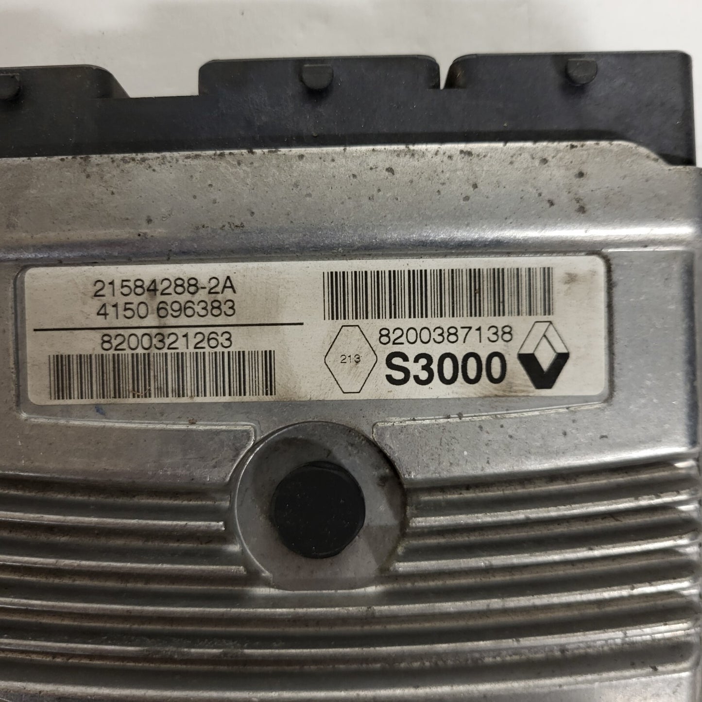 Renault ECU / 21584288-2A / 8200321263 / 8200387138 / S3000 / SAGEM