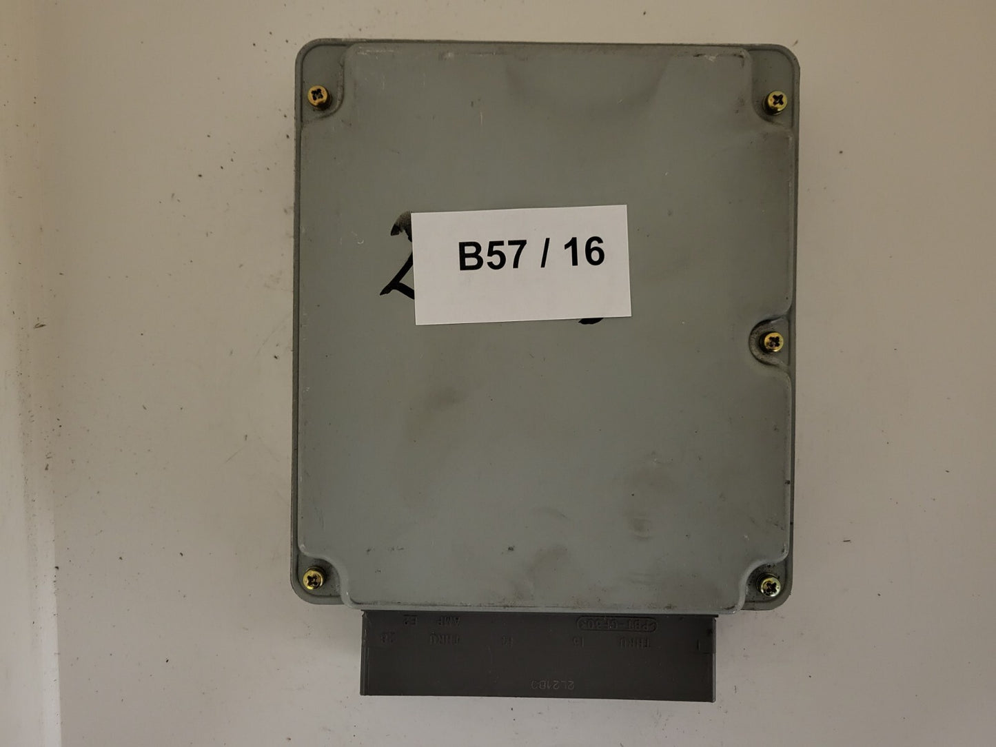 Mazda MPV ECU / RF5G18881C / 275800-5963 / DENSO