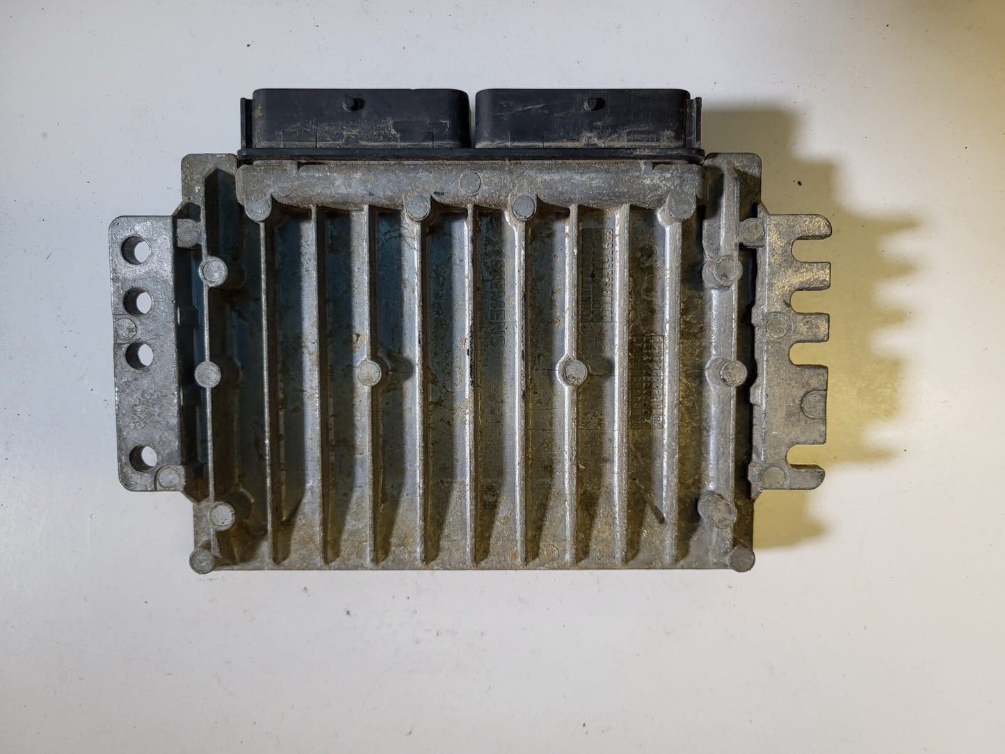 RENAULT ECU / S110030318B / 8200047473 / 7700110471 / S110030318 /SIEMENS