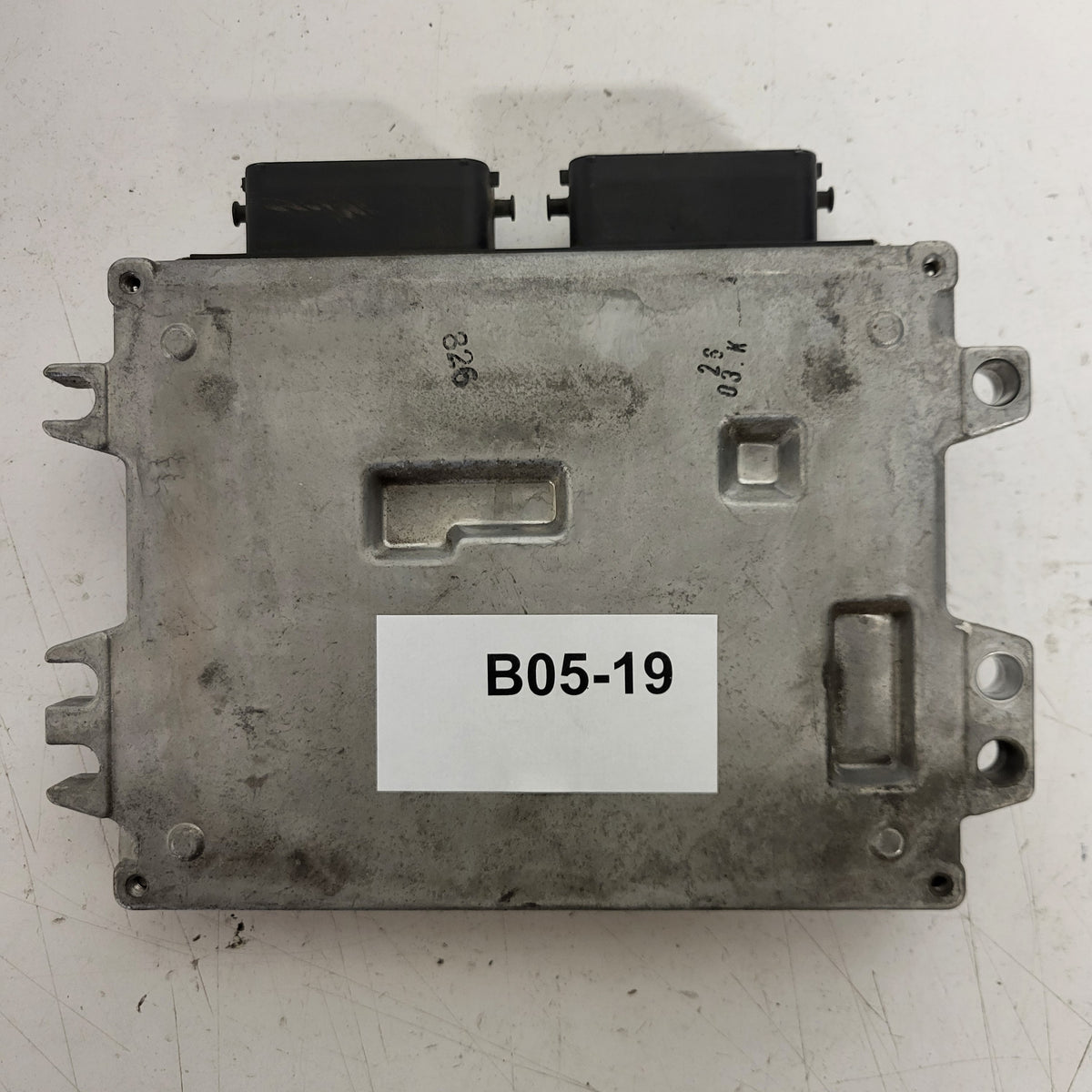SUZUKI SWIFT ECU / MB112300-8262 / 33920-72K0 / DENSO - B05-19 - 3