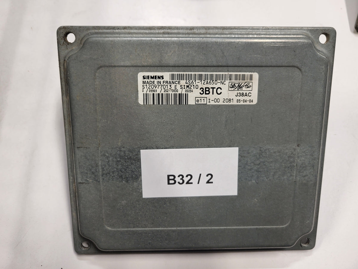 FORD FIESTA ECU / 4S61-12A650-NC / S120977013E / 3BTC / SIM210 / J38AC / - B32-02 - 3