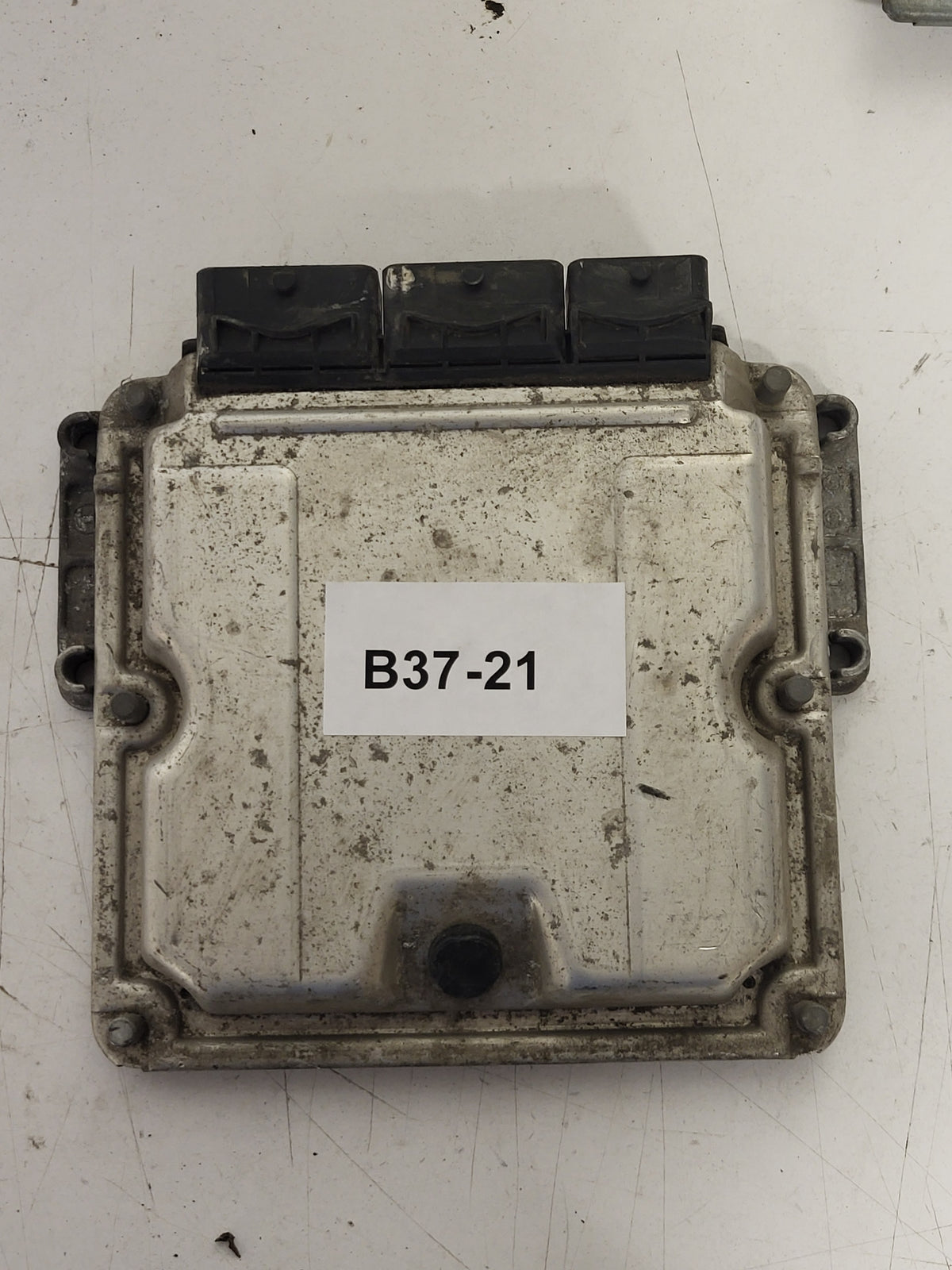 Renault Laguna ECU / 0281010556 / 8200153946 / 8200095416 / 28SA5455 / BOSCH - B37-21 - 3