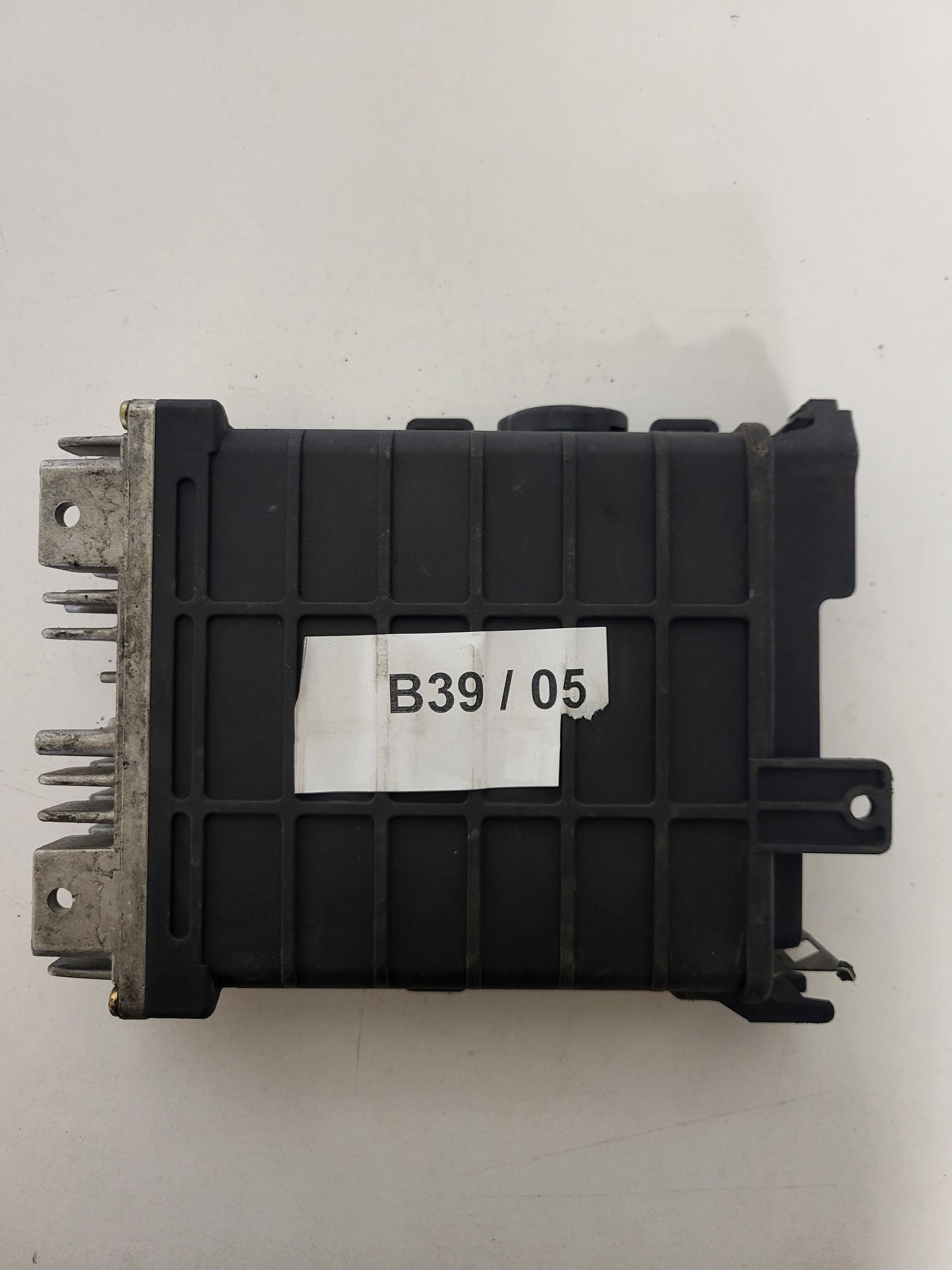VW PASSAT ECU / 0261200261 / 443907311B / BOSCH