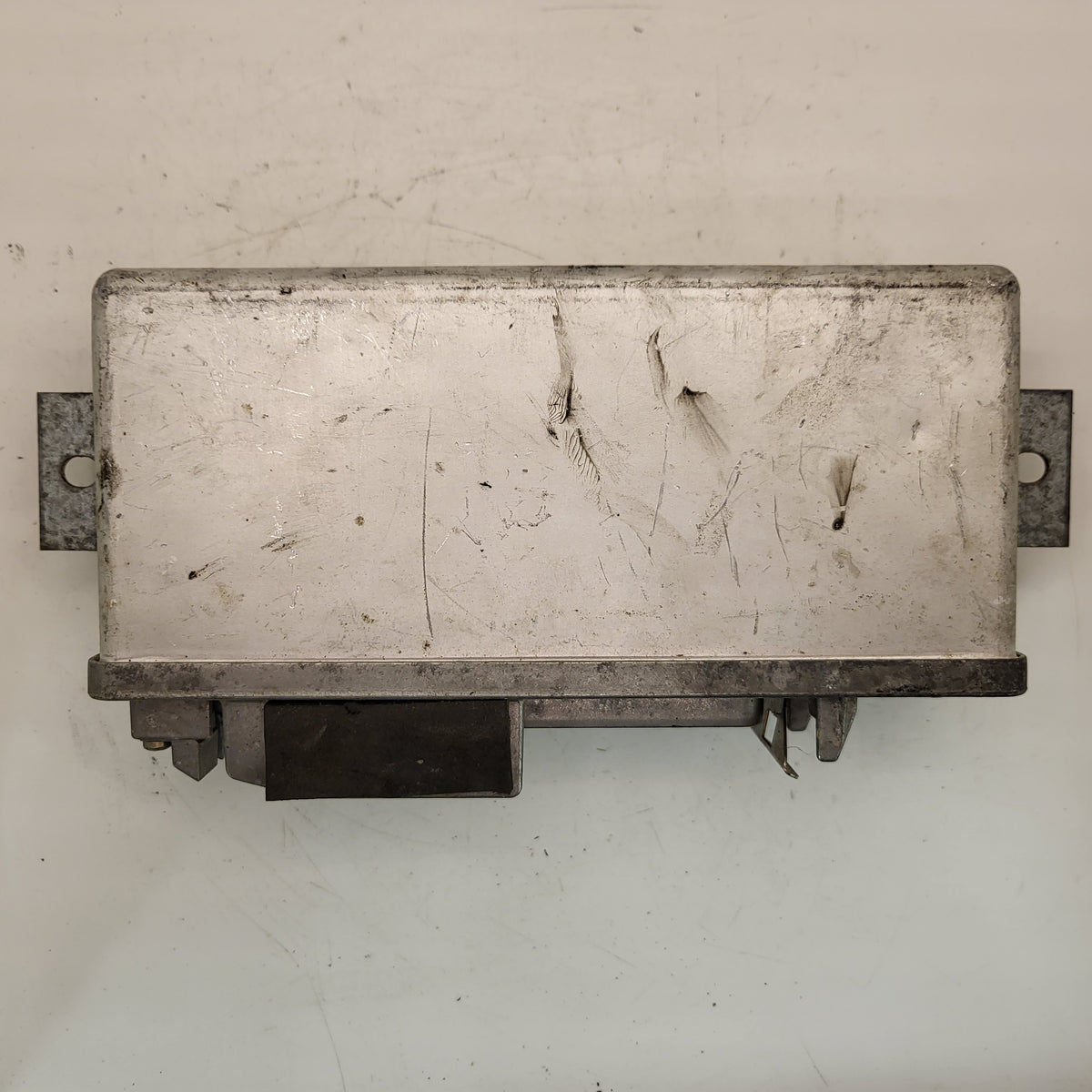 Audi ECU / 0265100037 / 443907379C / BOSCH - B68-09 - 3