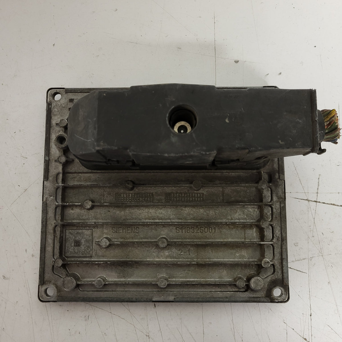 FORD ECU / SIEMENS / 2U7A-12A650-TG / S120977010D / SIM210 / 5CPF - C06-16 - 3