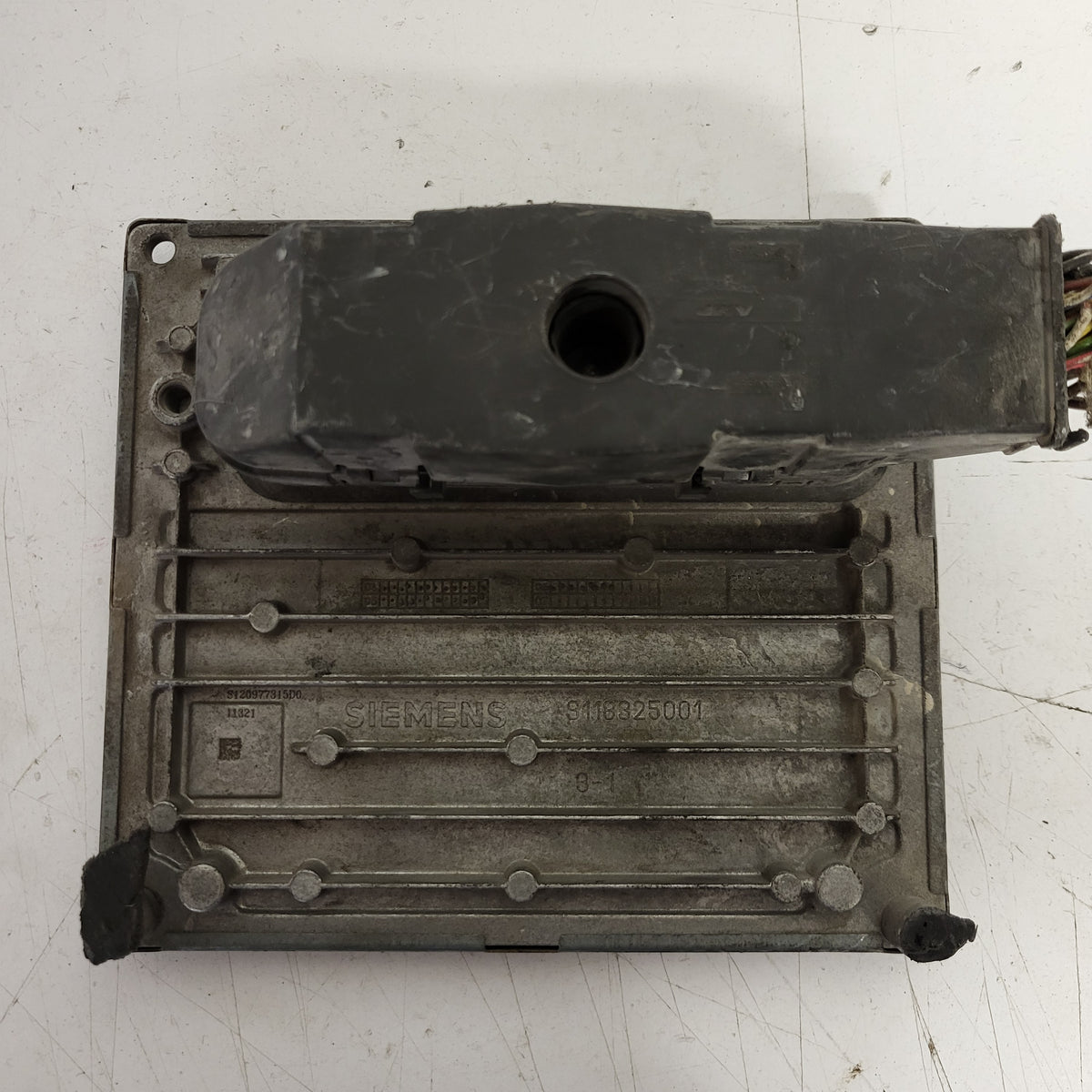 Ford FIESTA ECU / 6S61-12A650-FD / 2CJD / S120977315D / SIM210 / J38AC / SIEMENS - C11-17 - 3