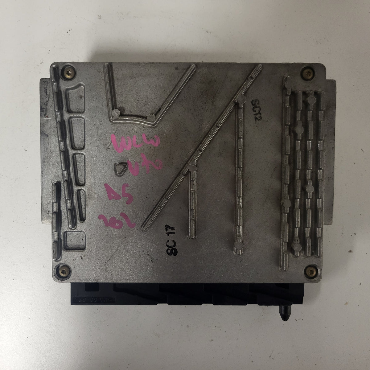 VOVLO V70 ECU / 0281010319 / 28SA5360 / BOSCH - C14-03 - 3
