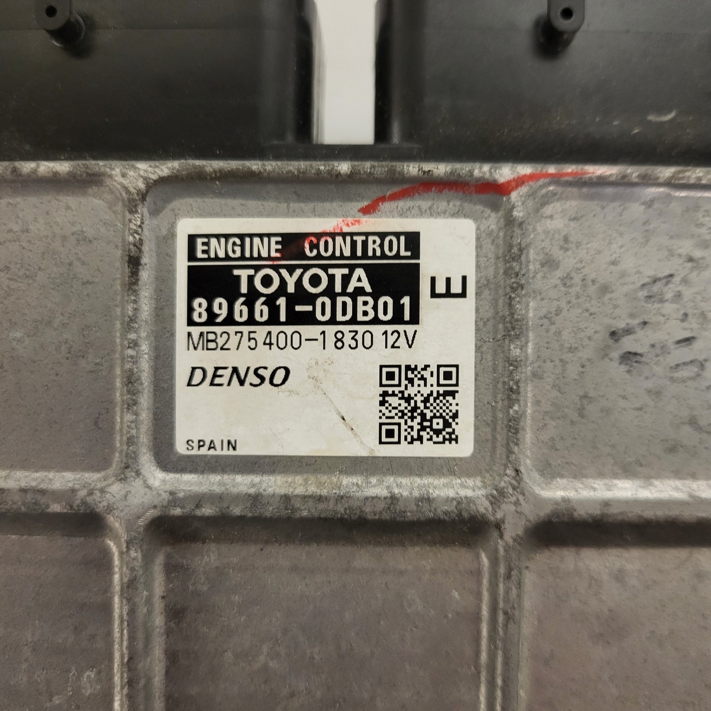 TOYOTA YARIS ECU / 89661-0DB01 / MB275400-1830 / DENSO