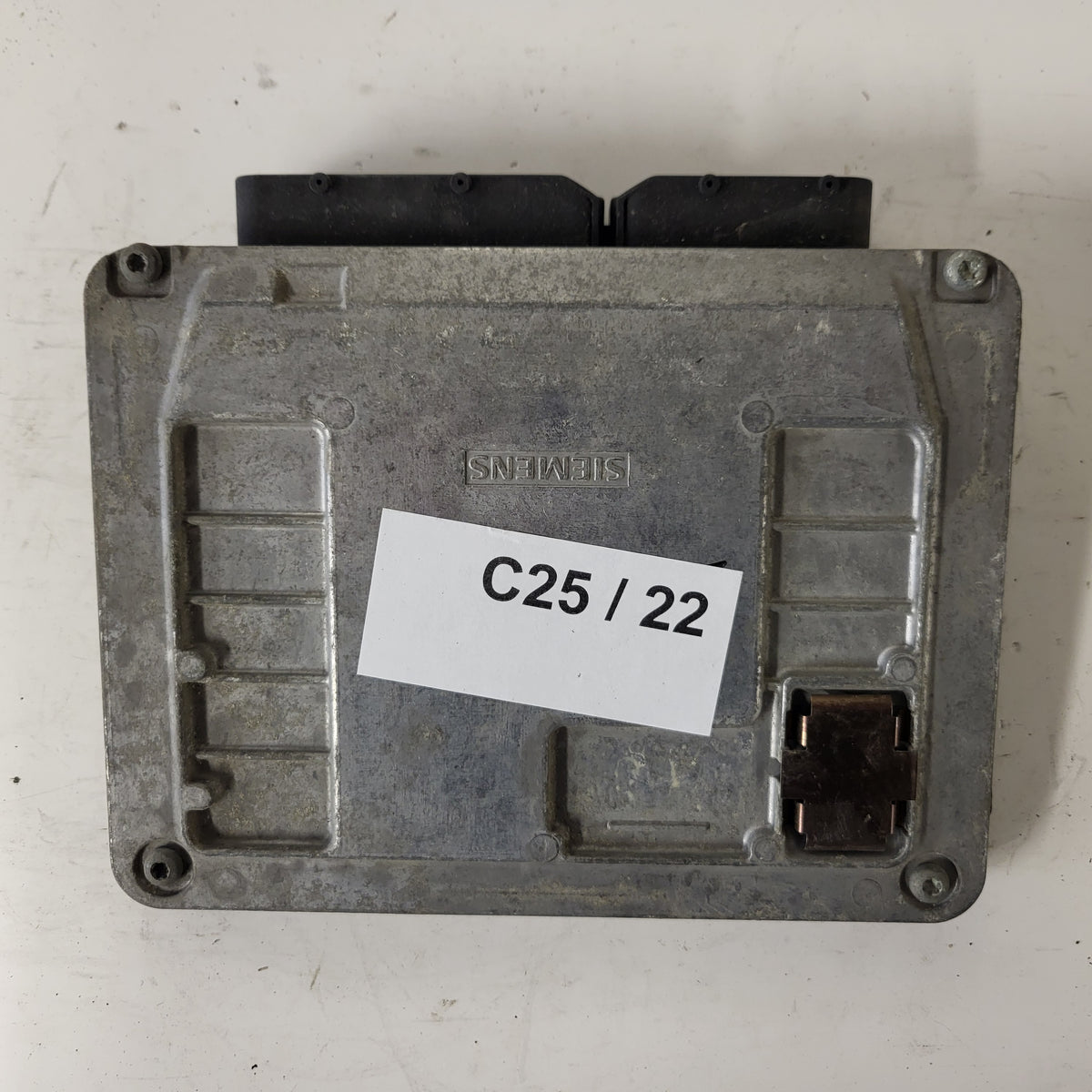 VW POLO ECU / 03D906032C / SIMOS 3PD / 5WP40124 05 / SIEMENS - C25-22 - 3