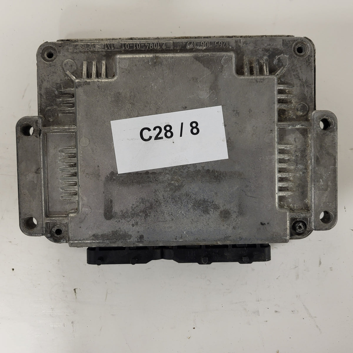 Renault ECU / 0281010501 / 8200118521 / HOM8200049304 / BOSCH - C28-08 - 3