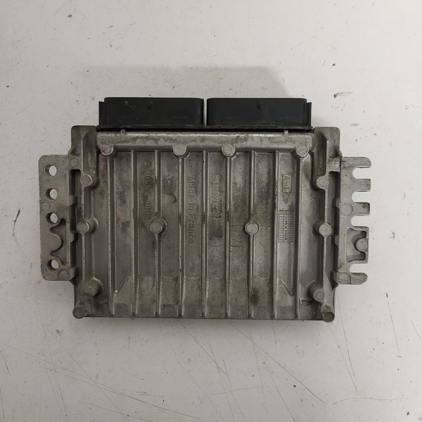 RENAULT ECU / S110138000 / S110138000C / 32N / 8200059086 / 8200044437 / SIEMENS