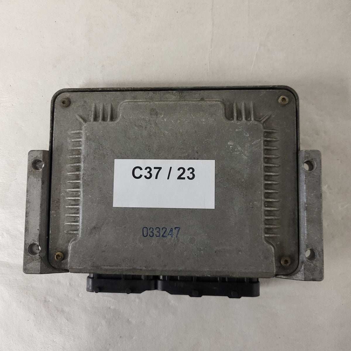 ALFA ROMEO 147 ECU / 0281010332 / 73501227 / 93741WAA / BOSCH - C37-23 - 3