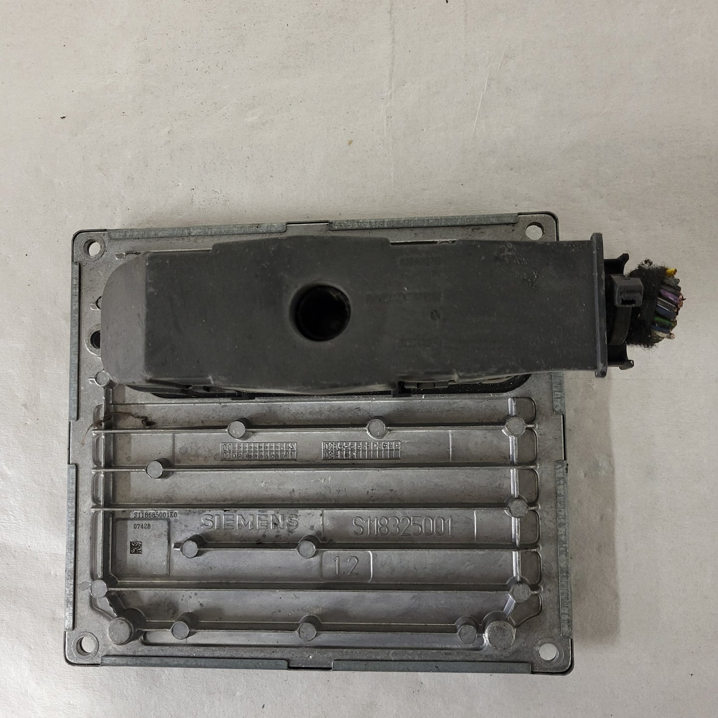 FORD FIESTA ECU / S118685001E / 1S5X-12A650-BD / SIM24 / SIEMENS