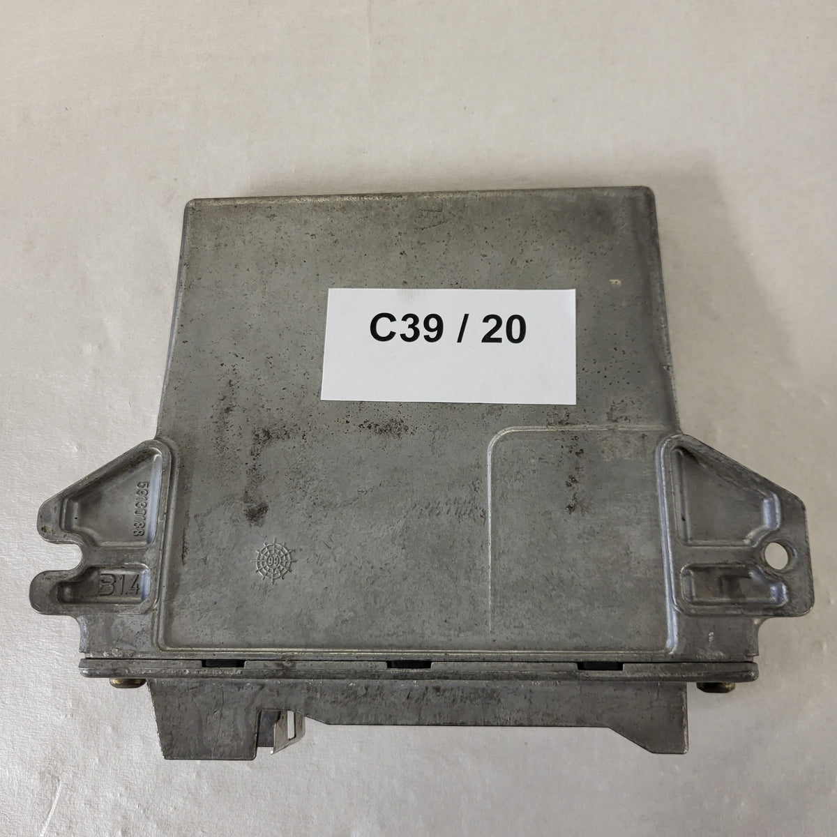 Renault ECU / HOM 7700104956 / 7700111206 / R04080012J / LUCAS - C39-20 - 3