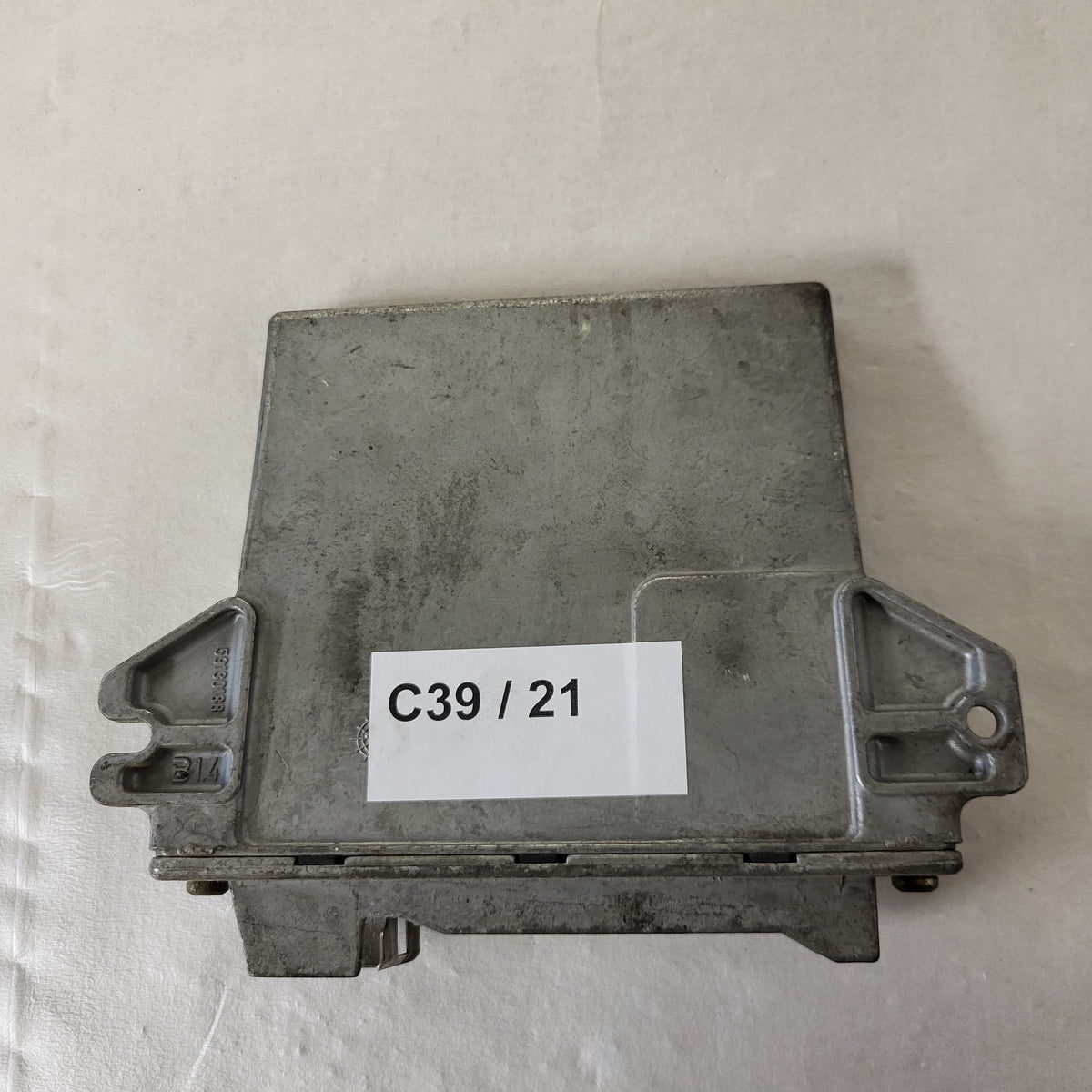 Renault ECU / HOM 7700104956 / 7700111206 / R04080012J / LUCAS - C39-21 - 3