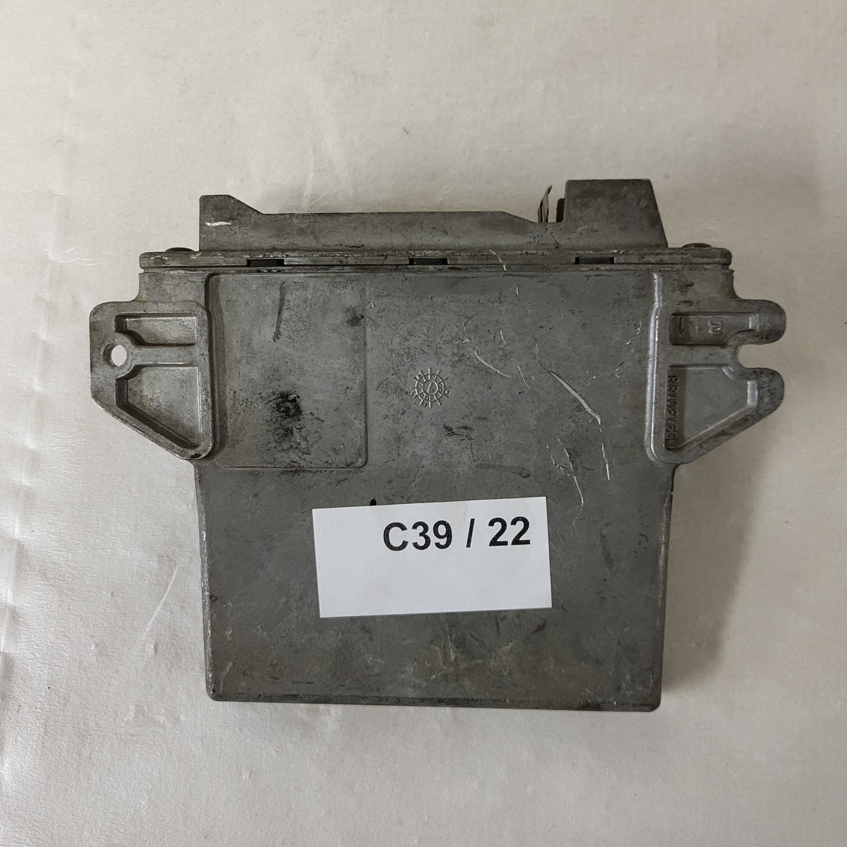 Renault ECU / HOM 7700104956 / 7700111206 / R04080012J / LUCAS - C39-22 - 3