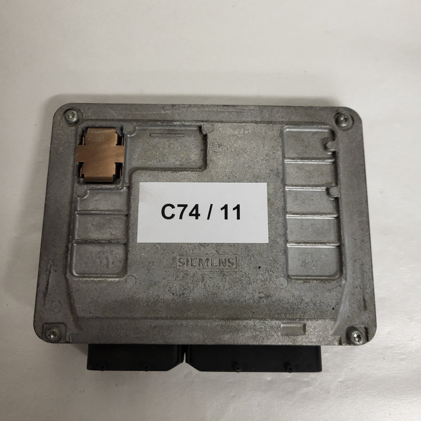 VW POLO ECU / 03E906033 / 5WP40163 04 / 5WP4016304 / SIEMENS