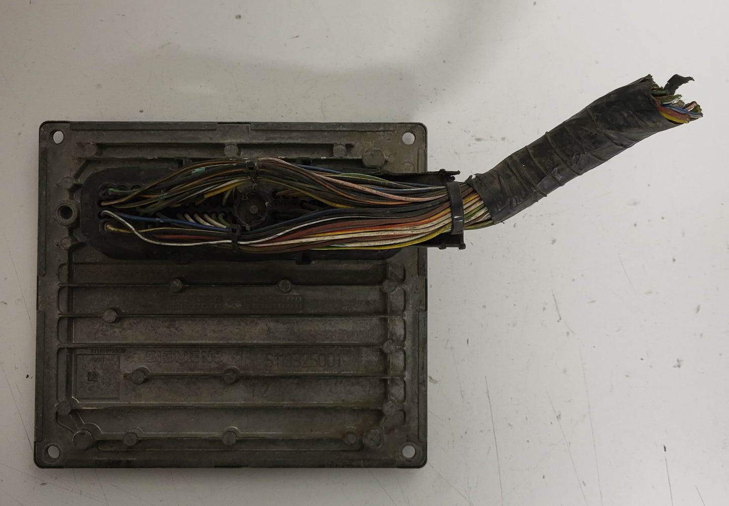 FORD FIESTA FUSION ECU / 2S6A-12A650-SF / S118107002 / S118107002J / SIM22 / 4ROT