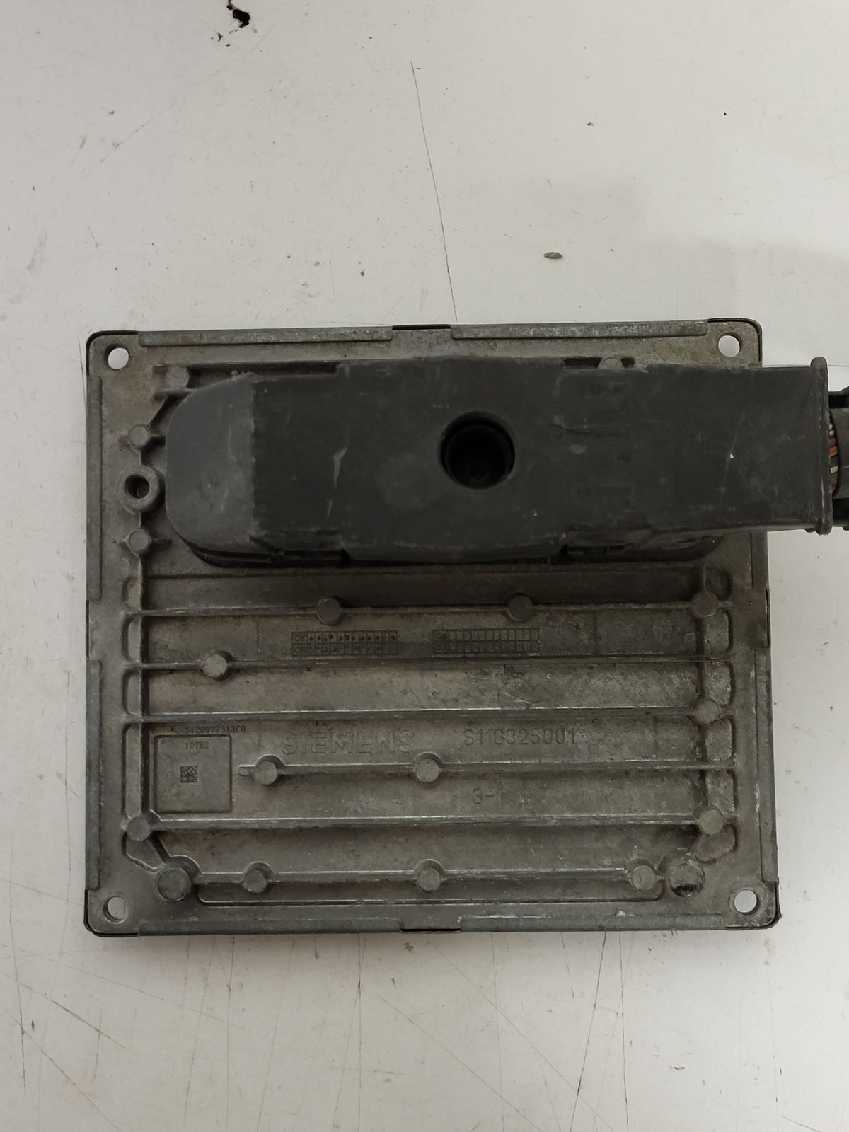FORD FIESTA ECU / 6S61-12A650-GC / S120977313C / SIM210 / S120977313 / SIEMENS - D38-01 - 3