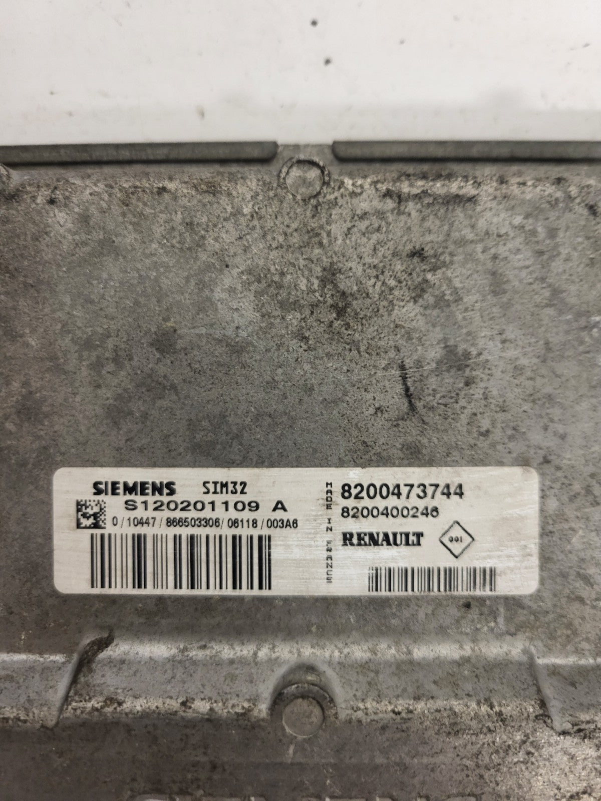 RENAULT ECU / S120201109A / SIM32 / 8200473744 / 8200400246 / SIEMENS