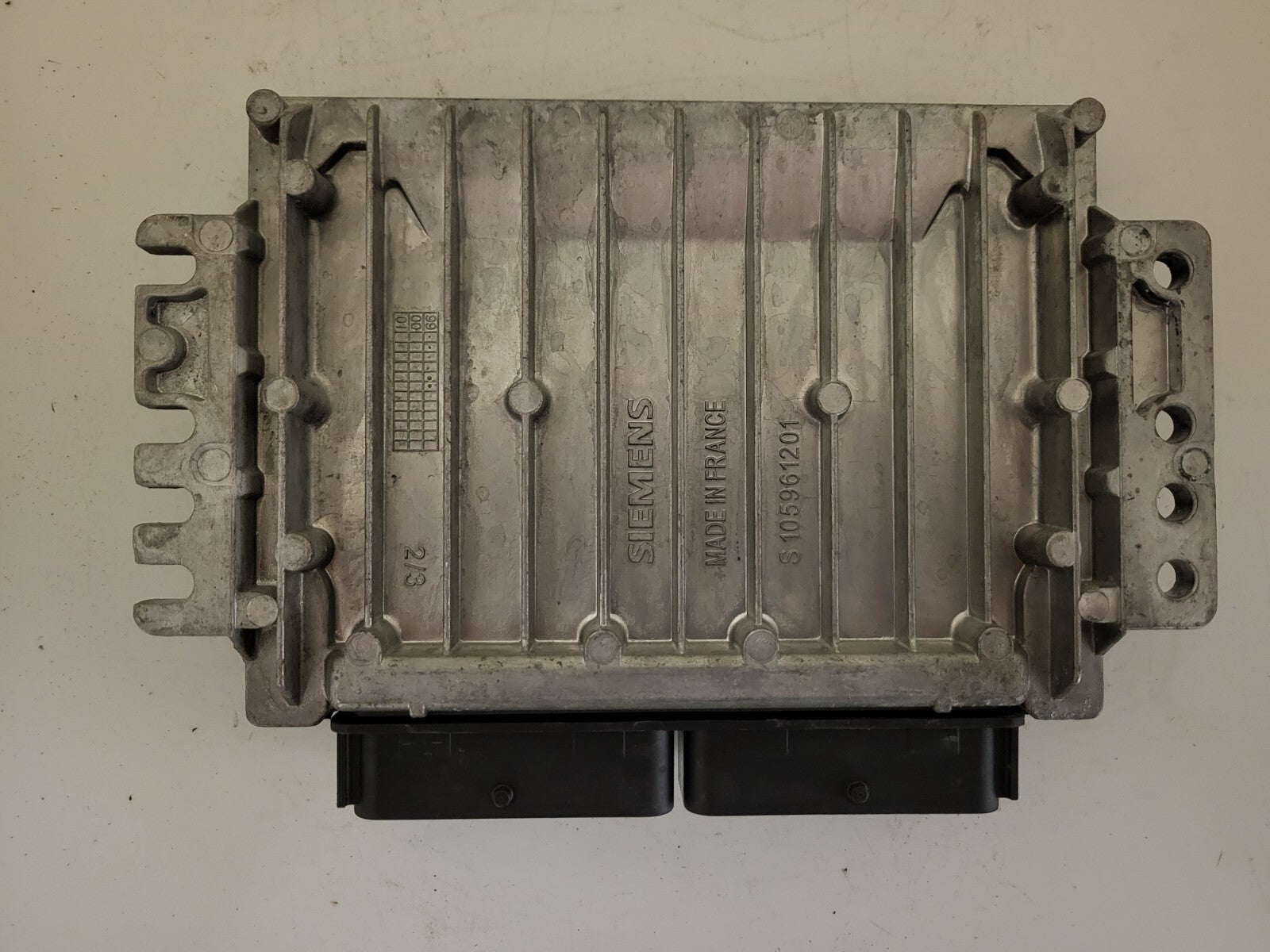 Renault ECU / S110030018E / 8200036523 / 7700110471 / SIRIUS 32 / SIEMENS