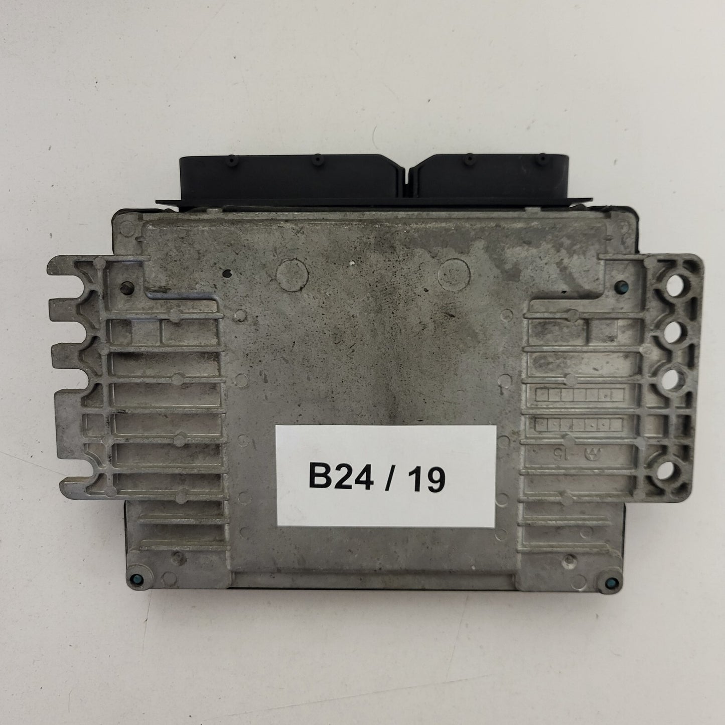 NISSAN MICRA ECU / MEC32-040 / YX  / HITACHI
