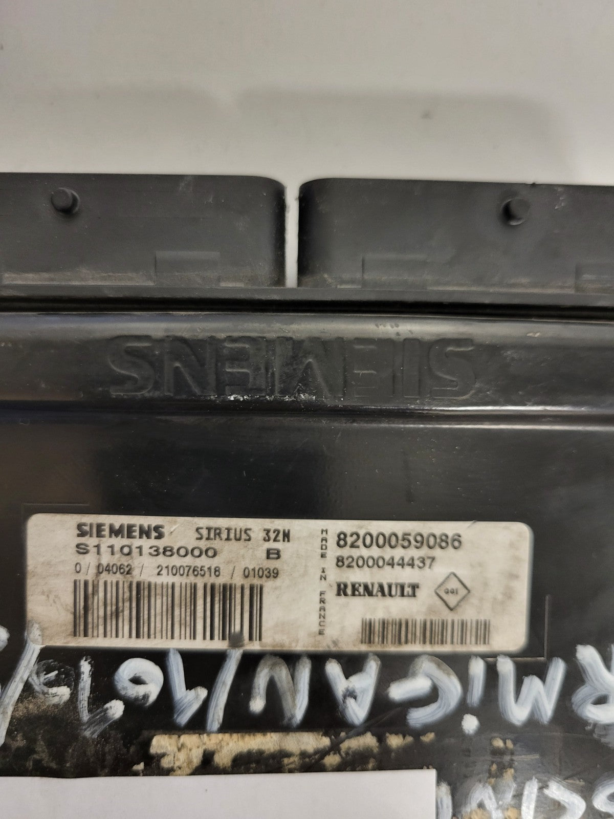 RENAULT MEGANE ECU / S110138000B / 8200059086 / 8200044437 / S110138000 / SIRIUS