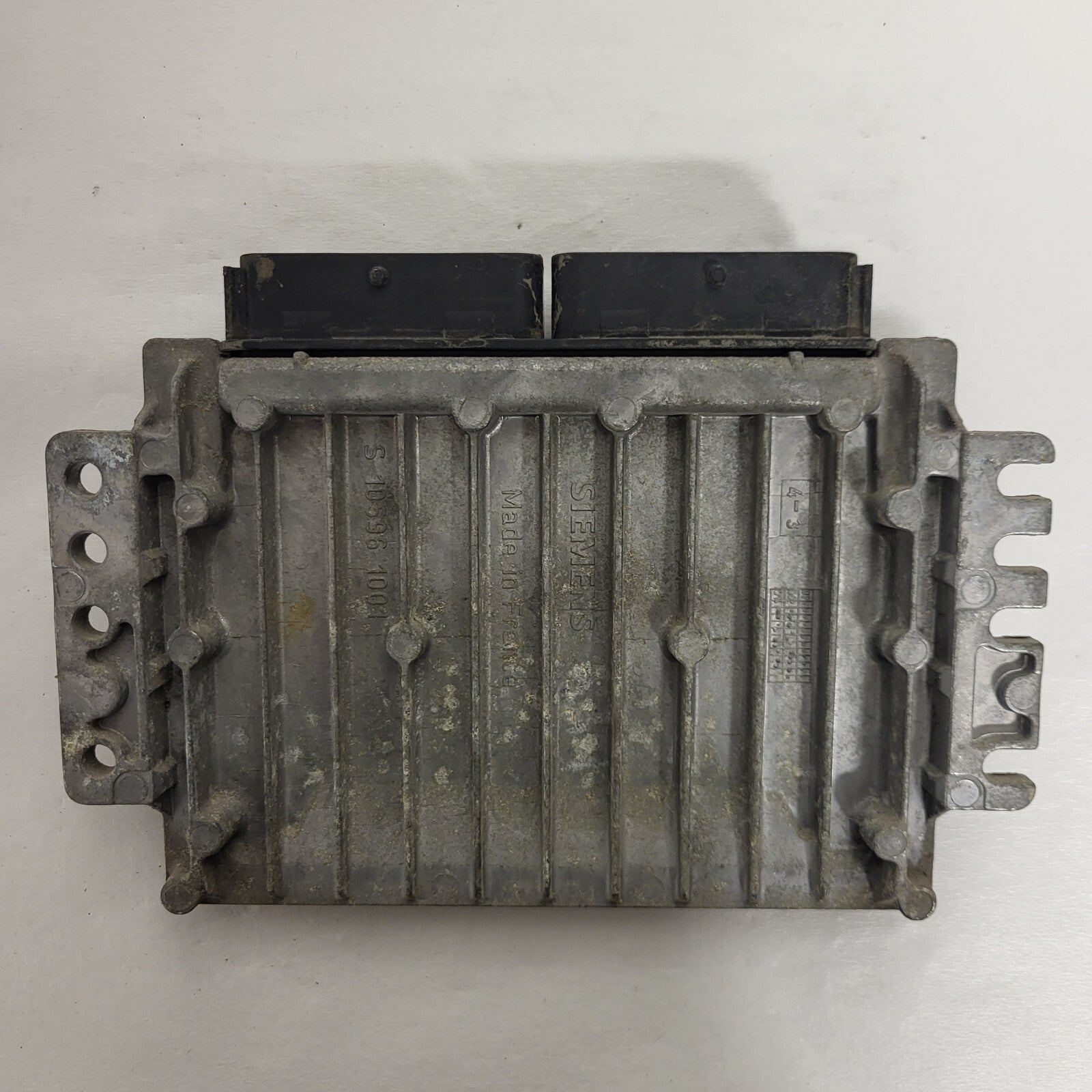 RENAULT CLIO ECU / S110115000A / 8200162378 / 8200029658 / SIRIUS 32N / SIEMENS
