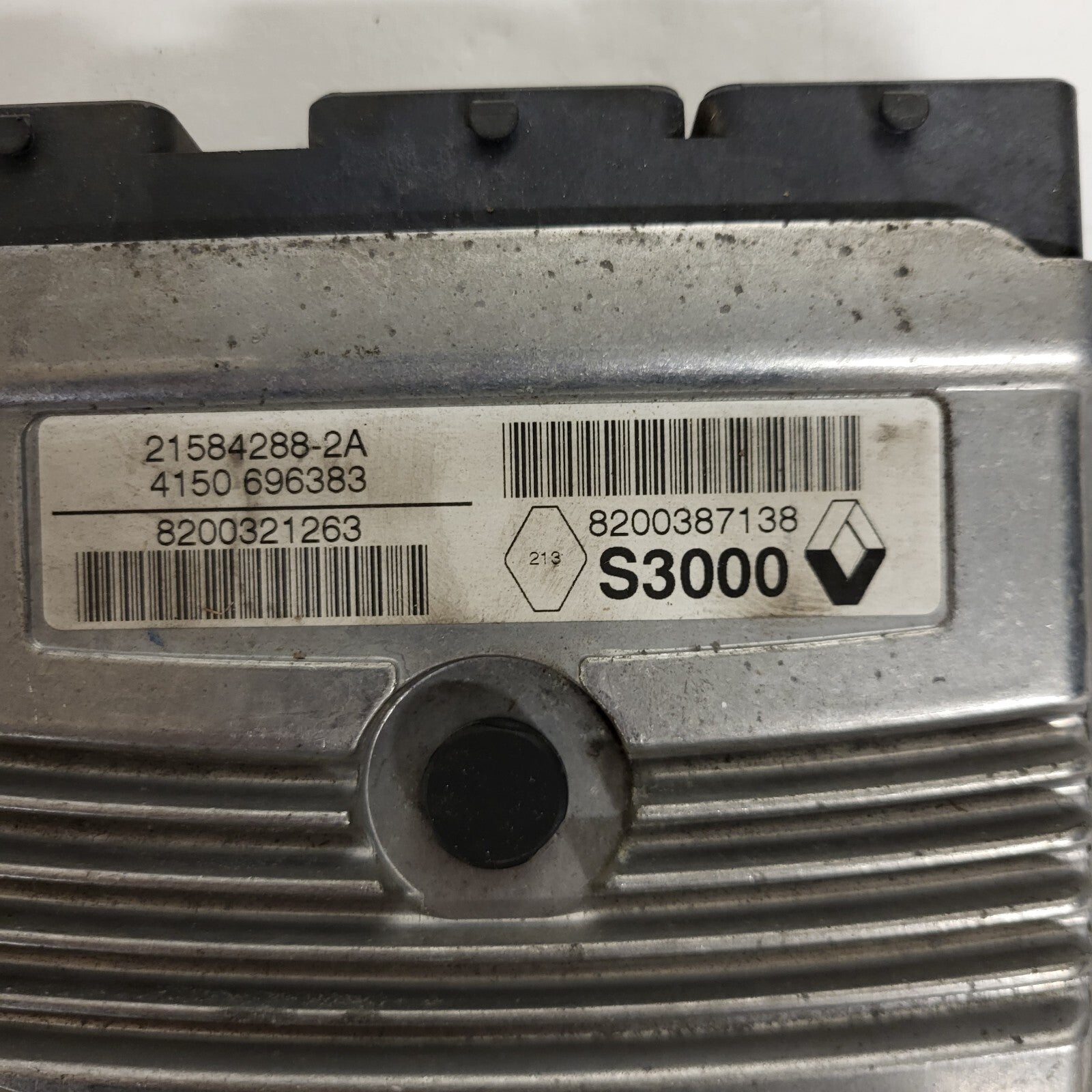 Renault ECU / 21584288-2A / 8200321263 / 8200387138 / S3000 / SAGEM