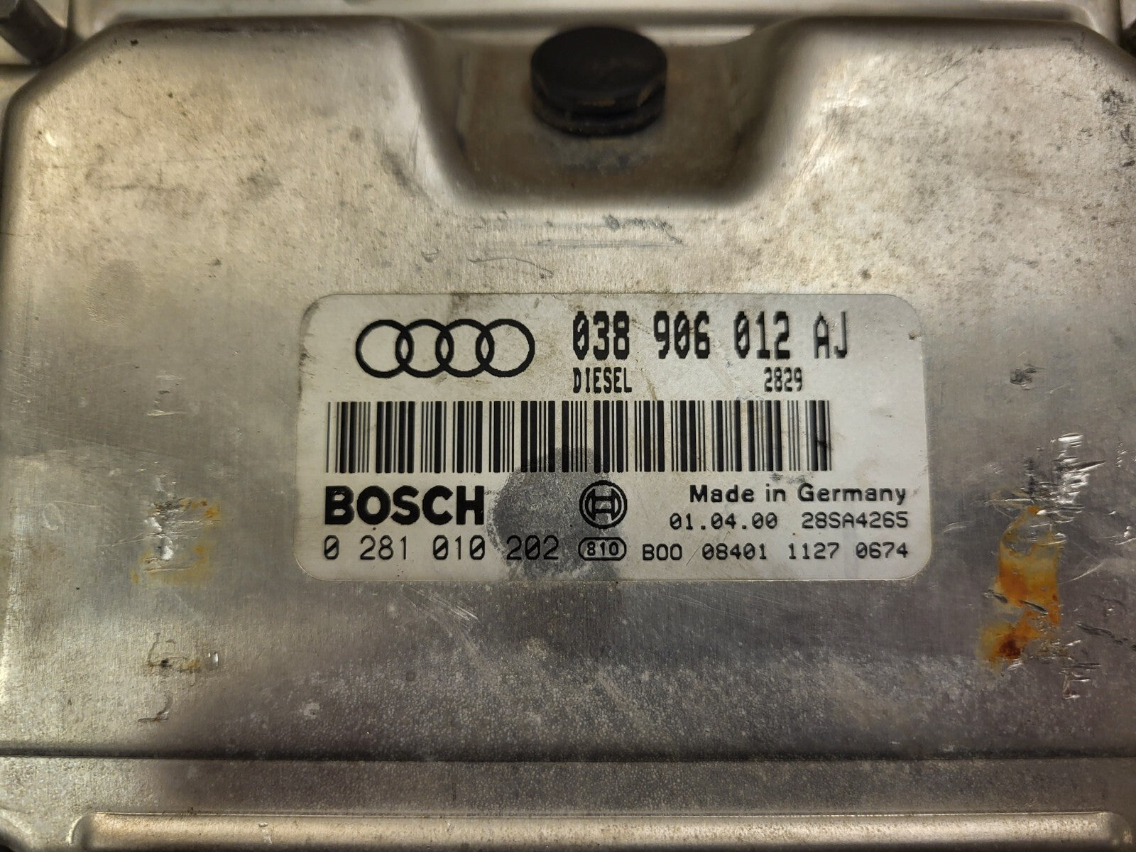 Audi A4 ECU / 038906012AJ / 02810202 / BOSCH