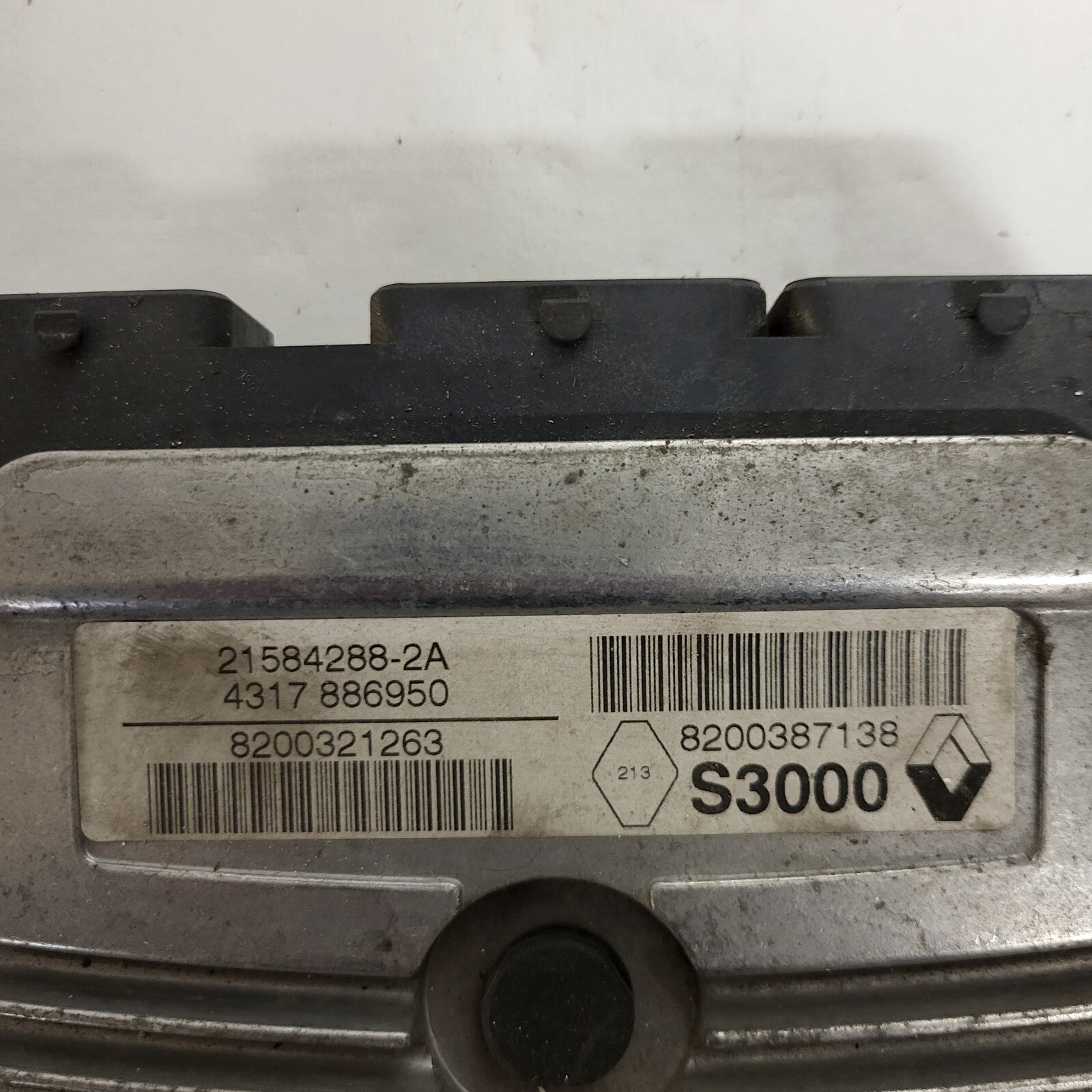 Renault ECU / 21584288-2A / 8200321263 / 8200387138 / S3000 / SAGEM