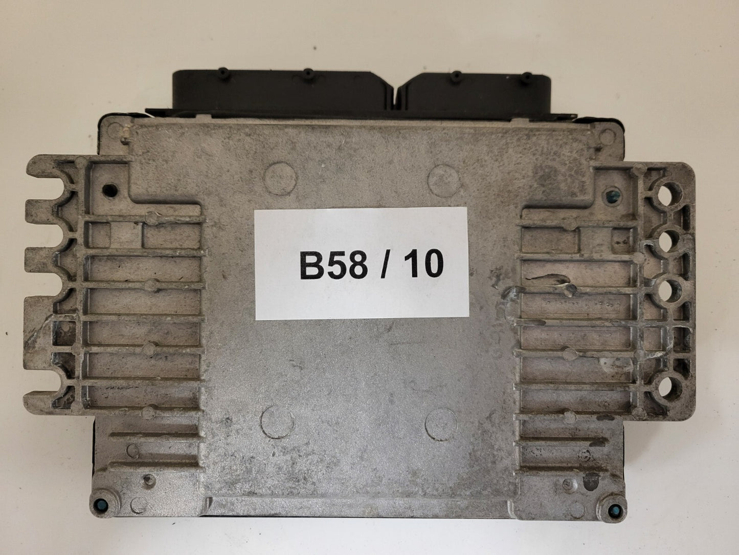 Nissan ECU / MEC37-300 / XW / F2 / HITACHI