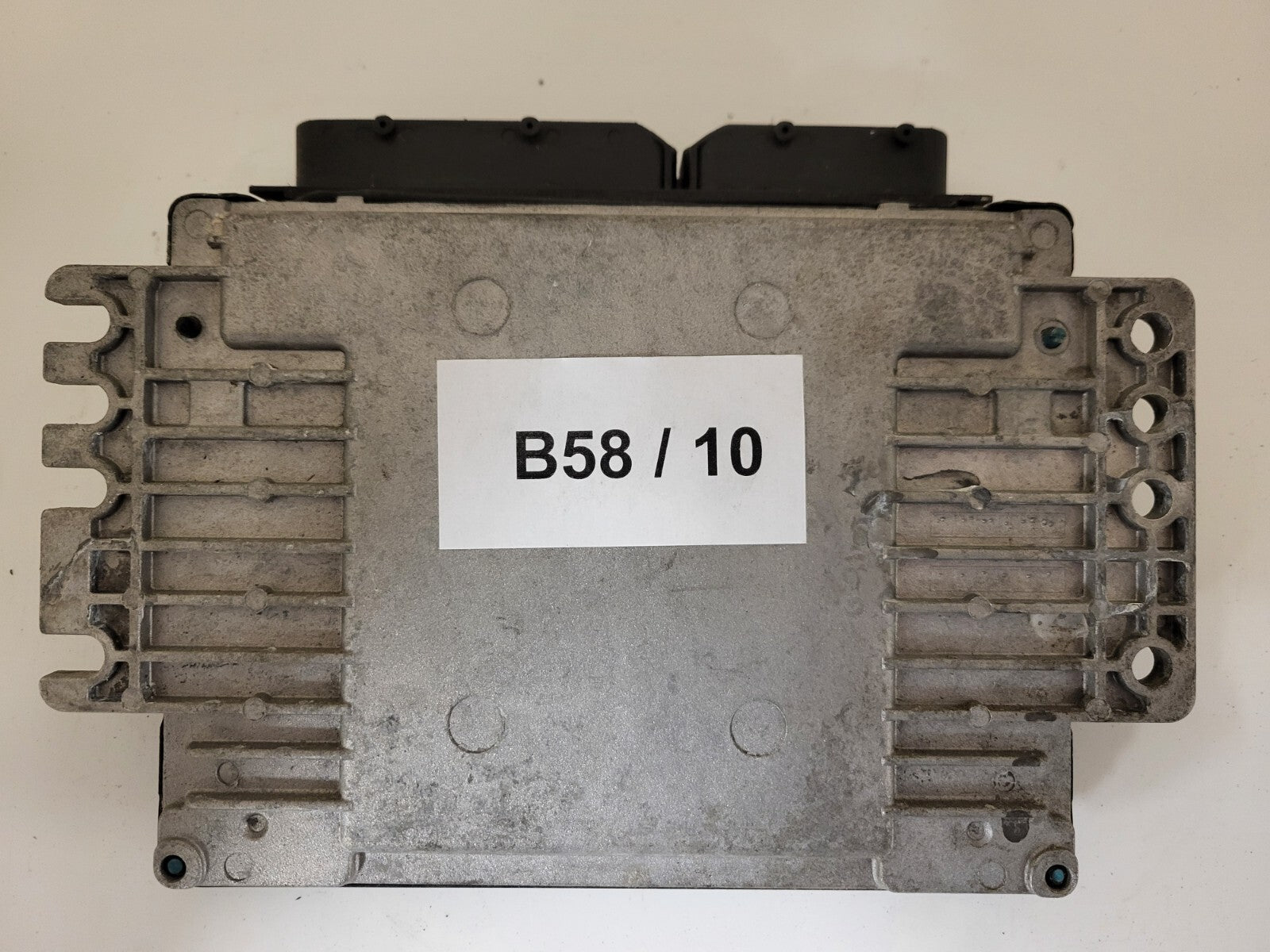 Nissan ECU / MEC37-300 / XW / F2 / HITACHI