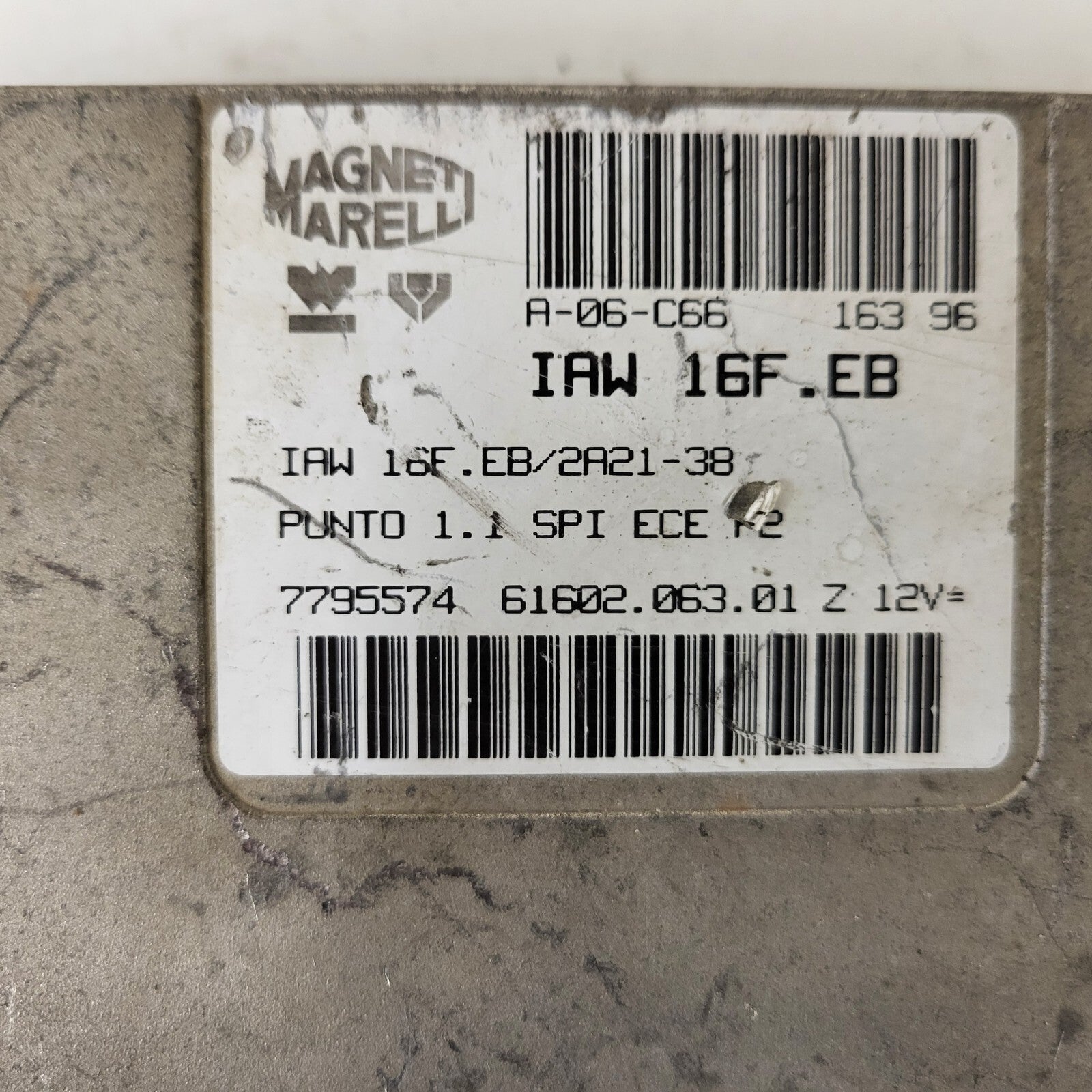Fiat Punto 1.1 ECU / IAW 16F.EB / 7795574 / 61602.063.01 / MAGNETI MARELLI