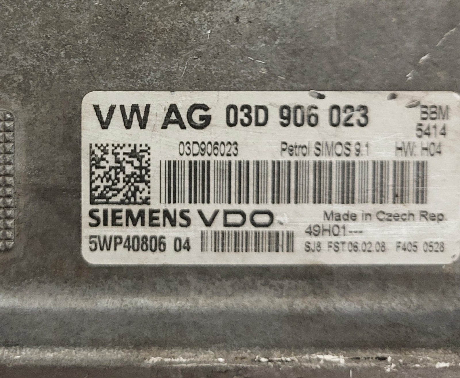 VW ECU / 03D906023 / 5W40806 04 / SIMOS 9.1 / SIEMENS