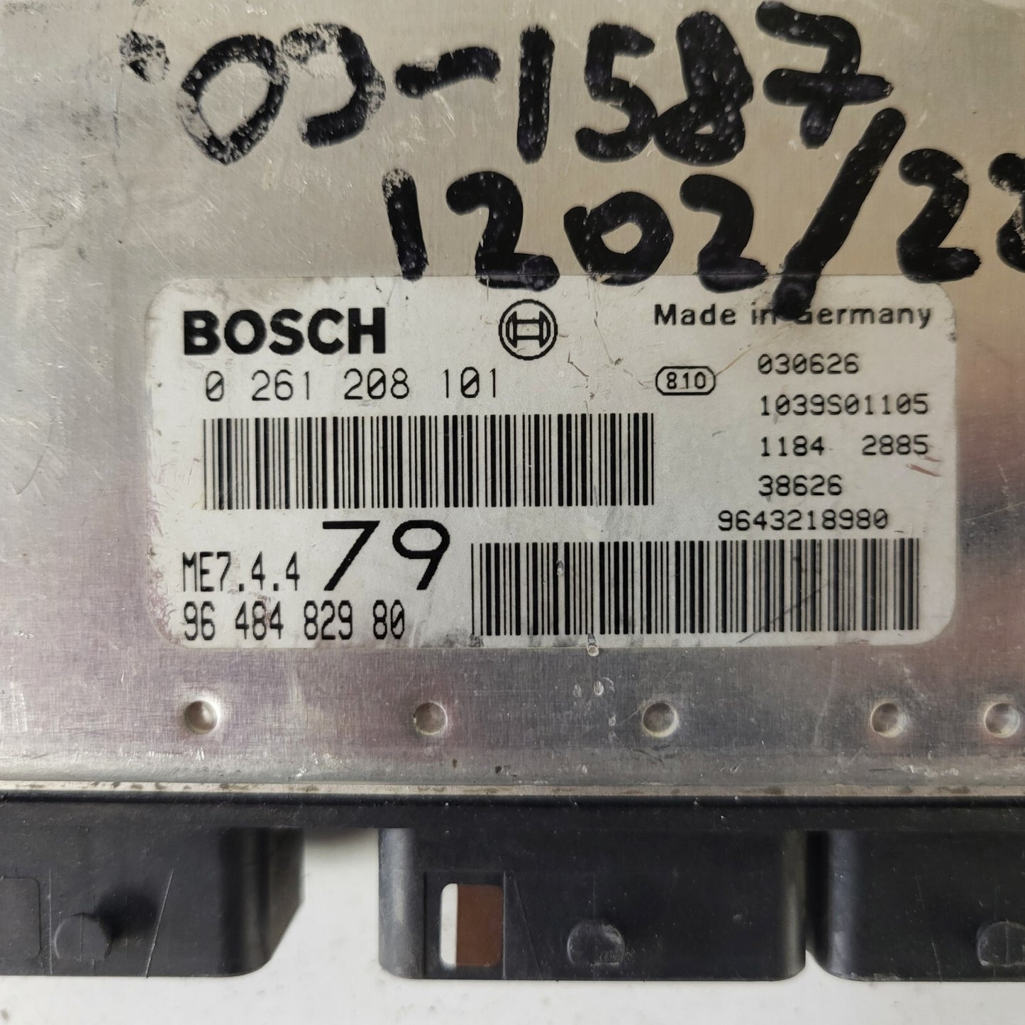 Peugeot 206 ECU / 0261208101 / 9648482980 / ME7.4.4 / BOSCH