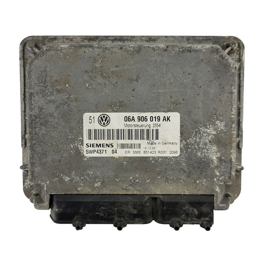 VW GOLF 4 ECU / 06A906019AK / 5WP4371 04 / 2554 / SIEMENS