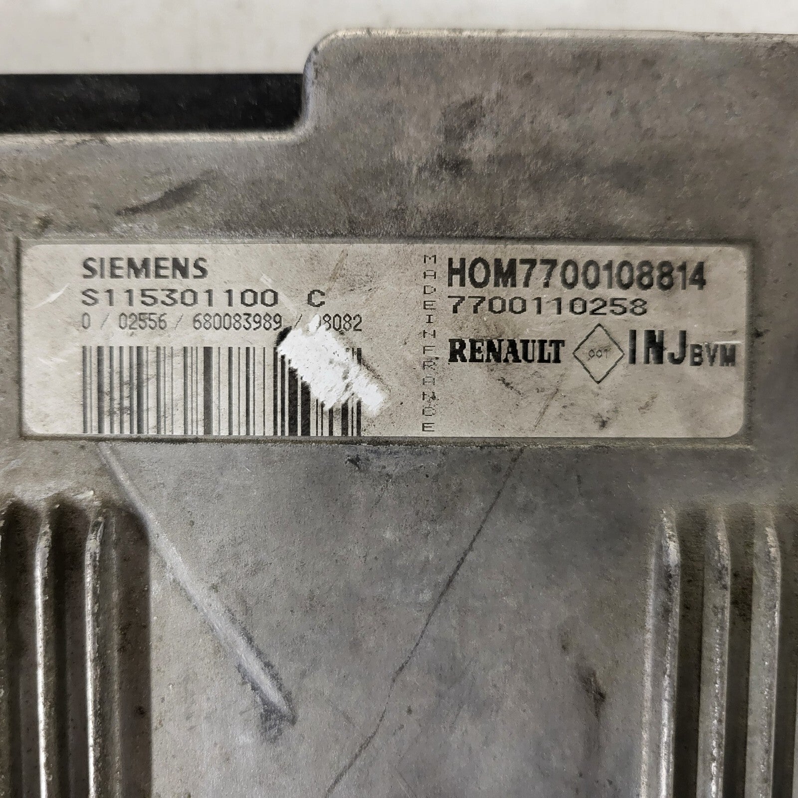 Renault ECU / S115301100C / HOM7700108814 / 7700110258 / S115301100 / SIEMENS