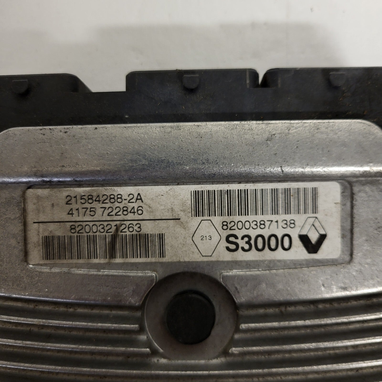 Renault ECU / 21584288-2A / 8200321263 / 8200387138 / S3000 / SAGEM