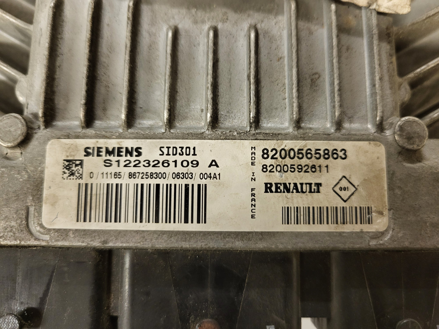 RENAULT MEGANE SCENIC ECU / S122326109A / 8200565863 / 8200592611 SID301 SIEMENS