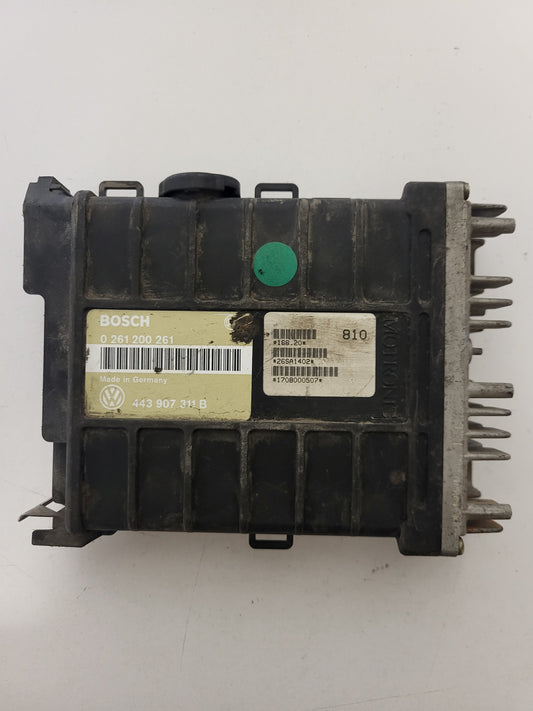 VW PASSAT ECU / 0261200261 / 443907311B / BOSCH