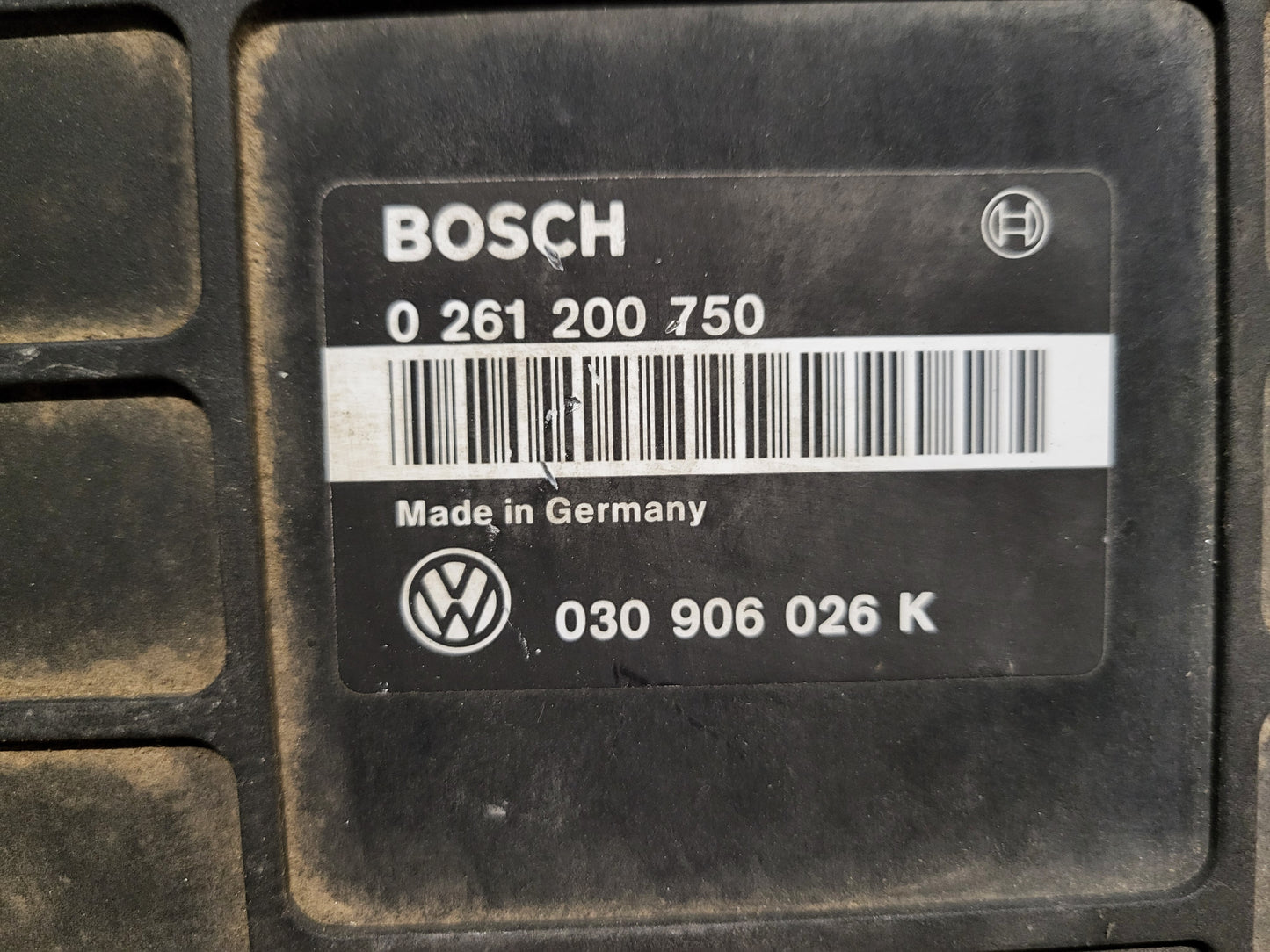 VW ECU / 0261200750 / 030906026K / BOSCH