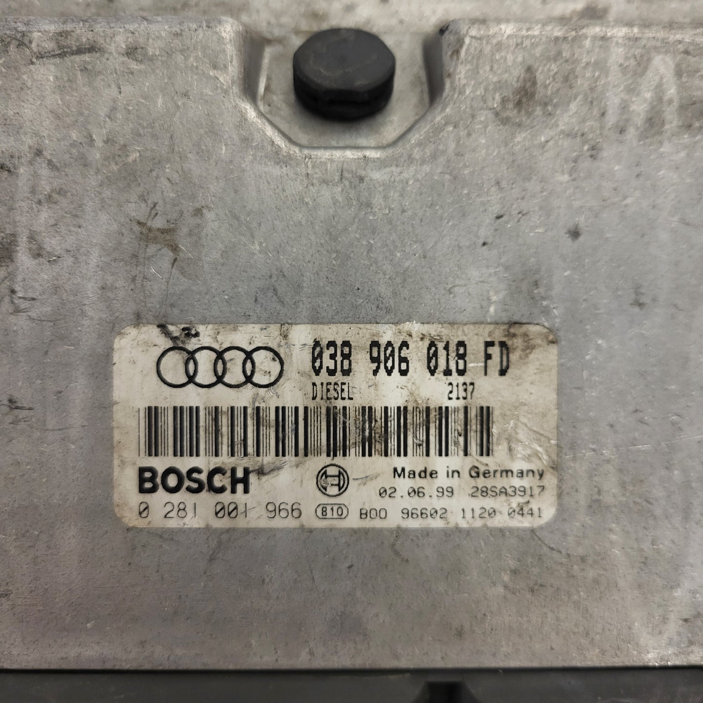 AUDI A4 B5 1.9 TDI ECU / 038906018FD / 0281001966 / BOSCH