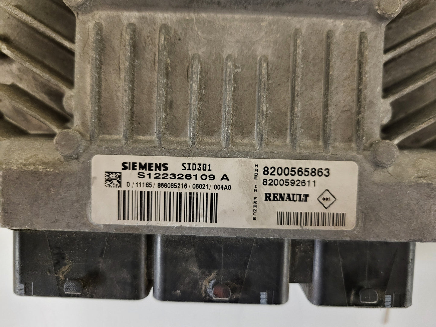 RENAULT MEGANE SCENIC ECU / S122326109A / 8200565863 / 8200592611 SID301 SIEMENS
