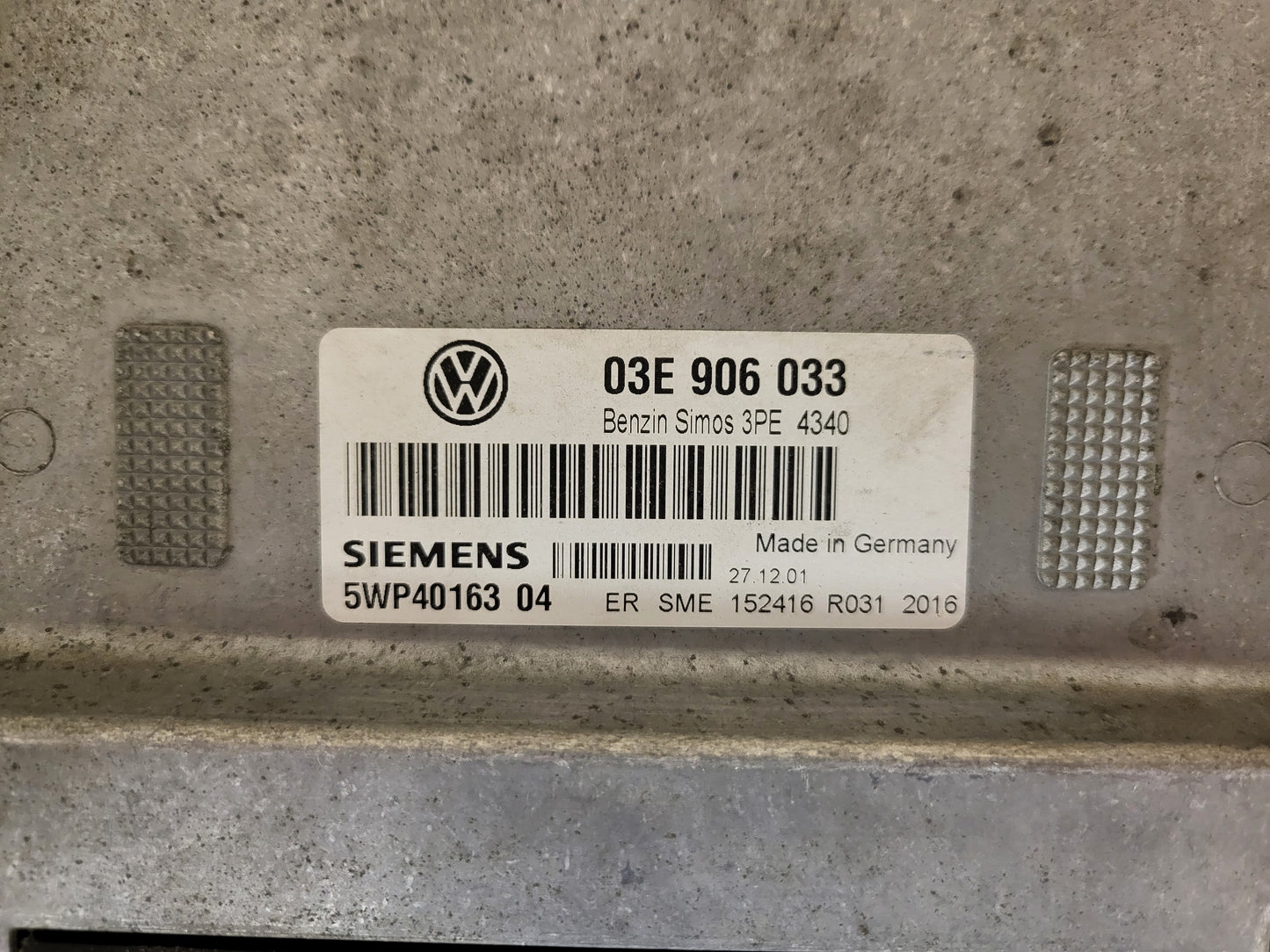 VW POLO ECU / 03E906033 / 5WP40163 04 / 5WP4016304 / SIEMENS