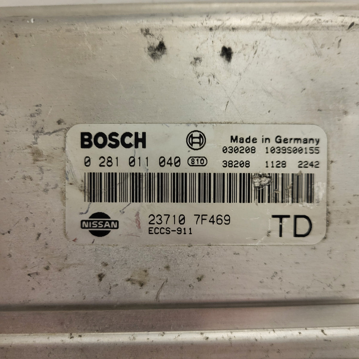 NISSAN TERRANO ECU / 0281011040 / 23710 7F469 / ECCS-911 / BOSCH - C31-13 - 2