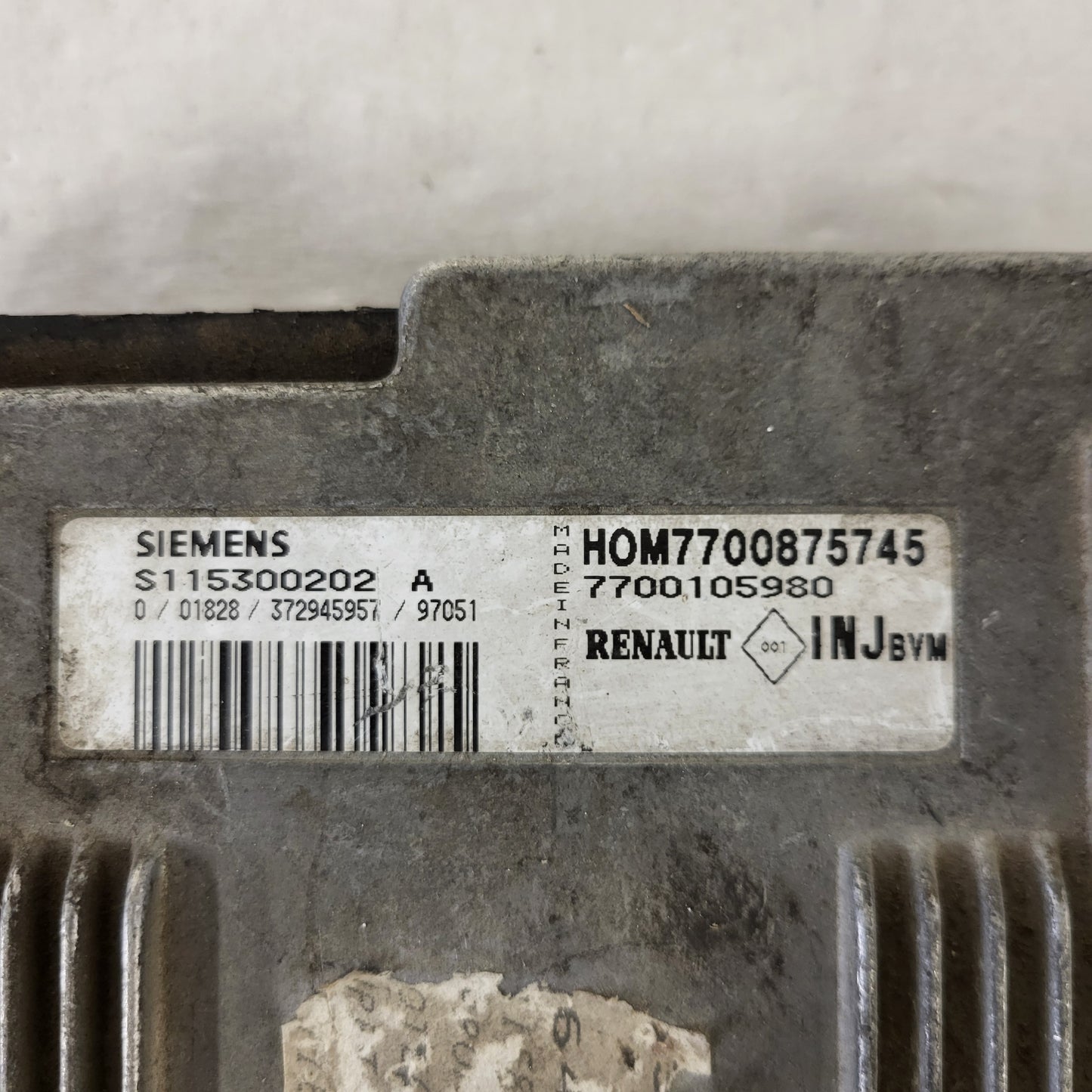 Renault ECU / S115300202A / HOM7700875745 / 7700105980 / S115300202 / SIEMENS