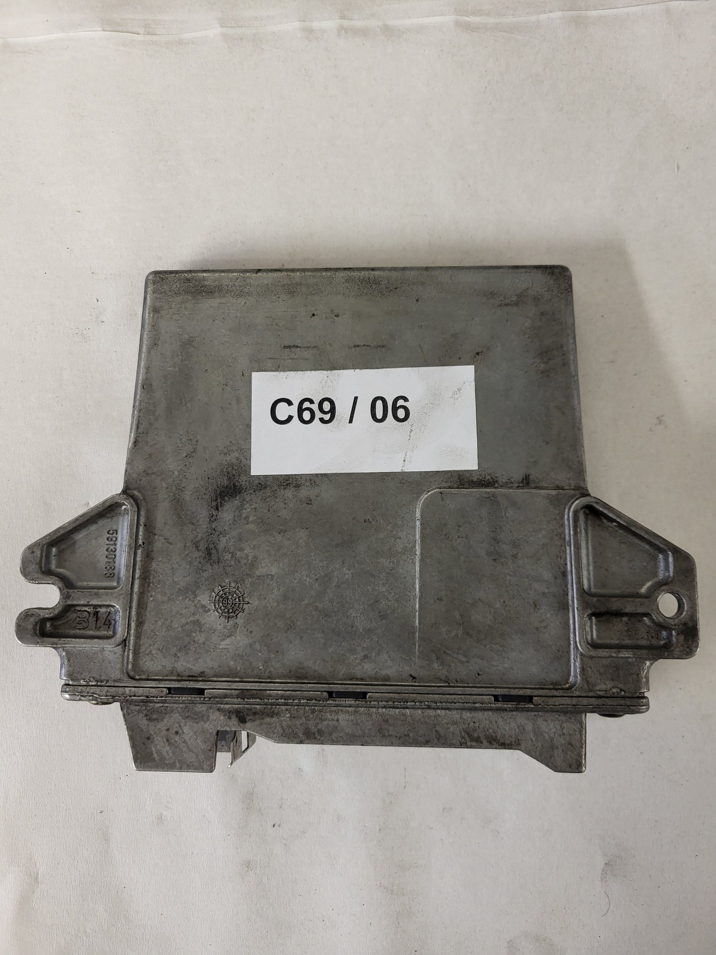 Renault ECU / HOM 7700104956 / 7700111206 / R04080012J / LUCAS