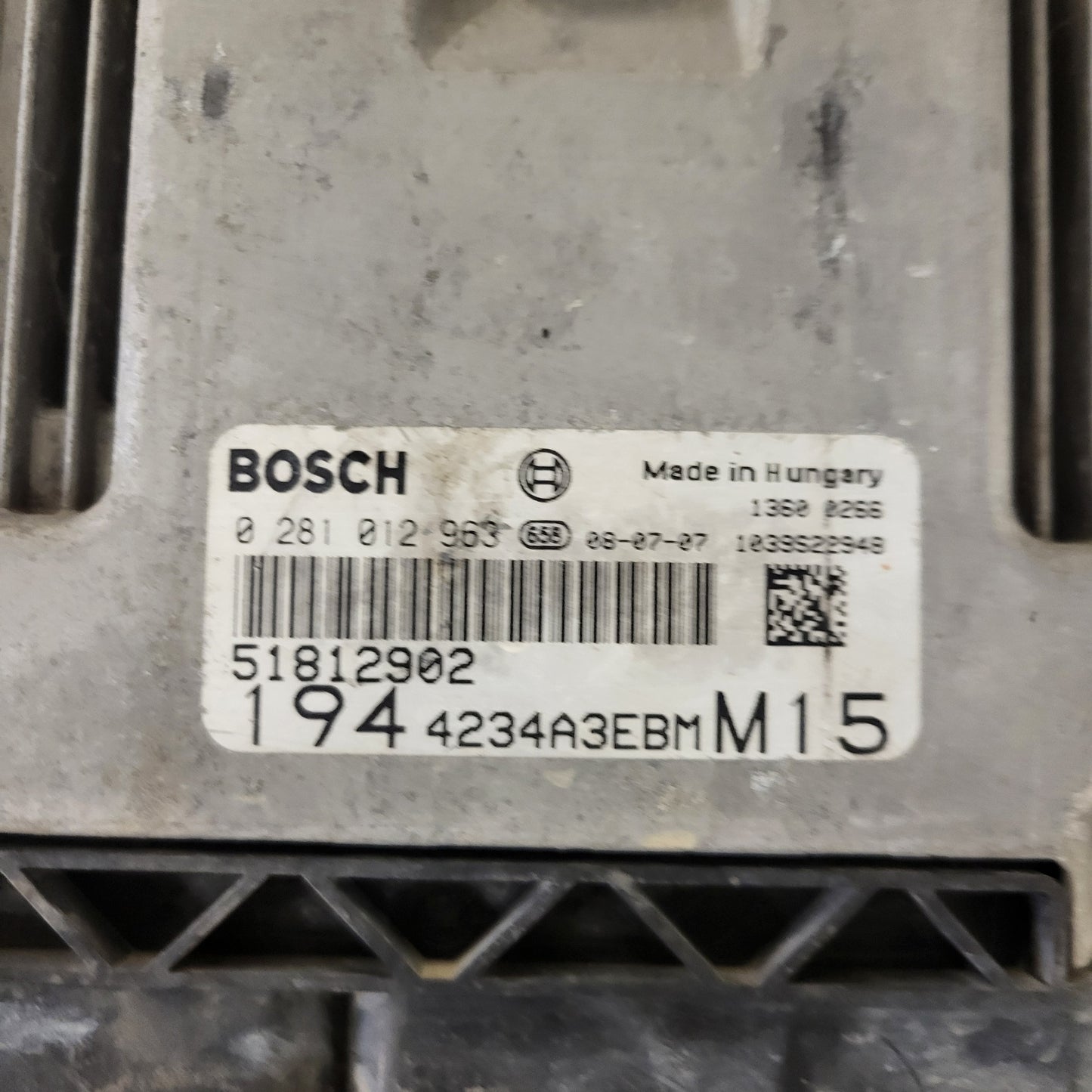 FIAT CROMA 1.9 JTD ECU / 0281012963 / 51854280 / 1039S83739 / BOSCH