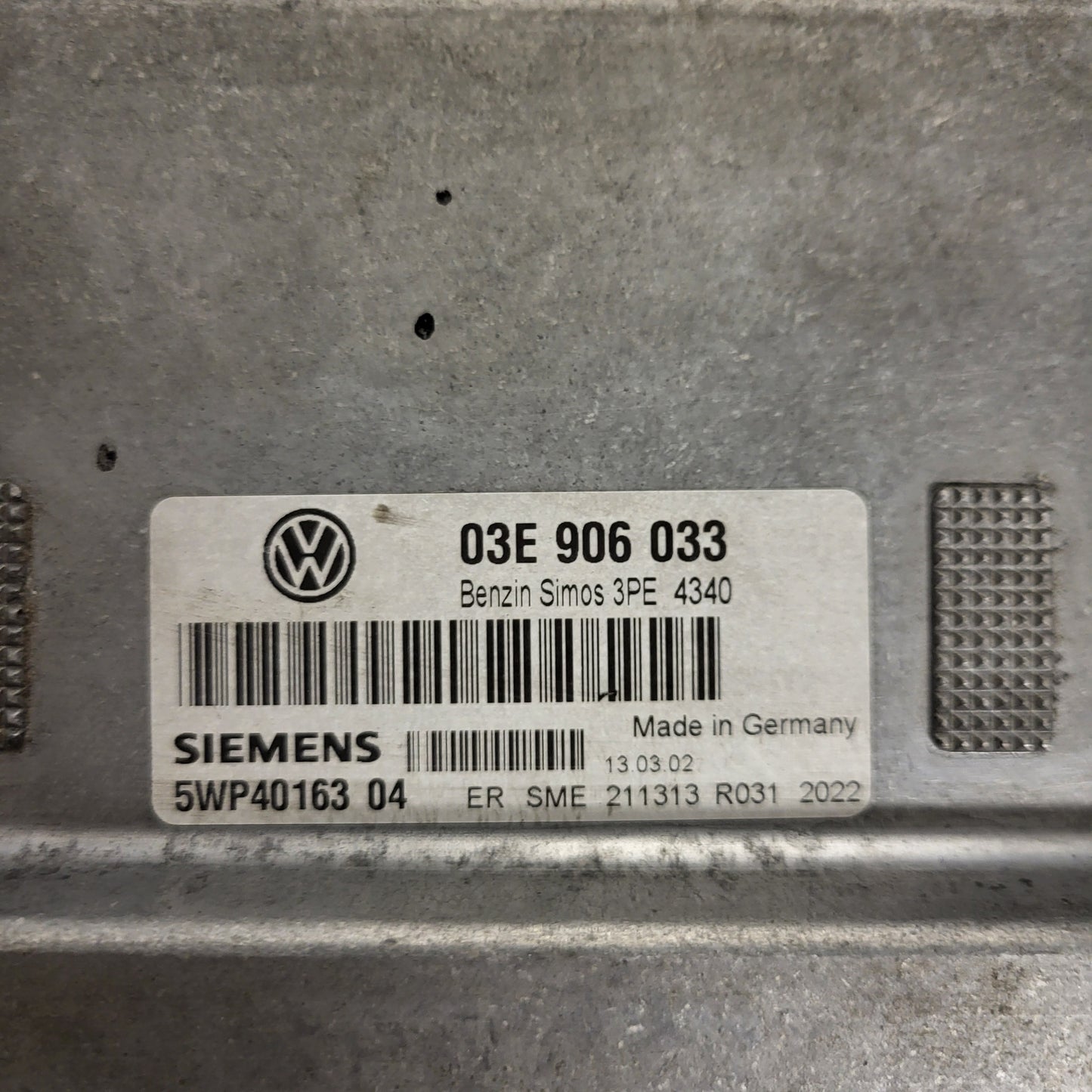 VW POLO ECU / 03E906033 / 5WP40163 04 / 5WP4016304 / SIEMENS
